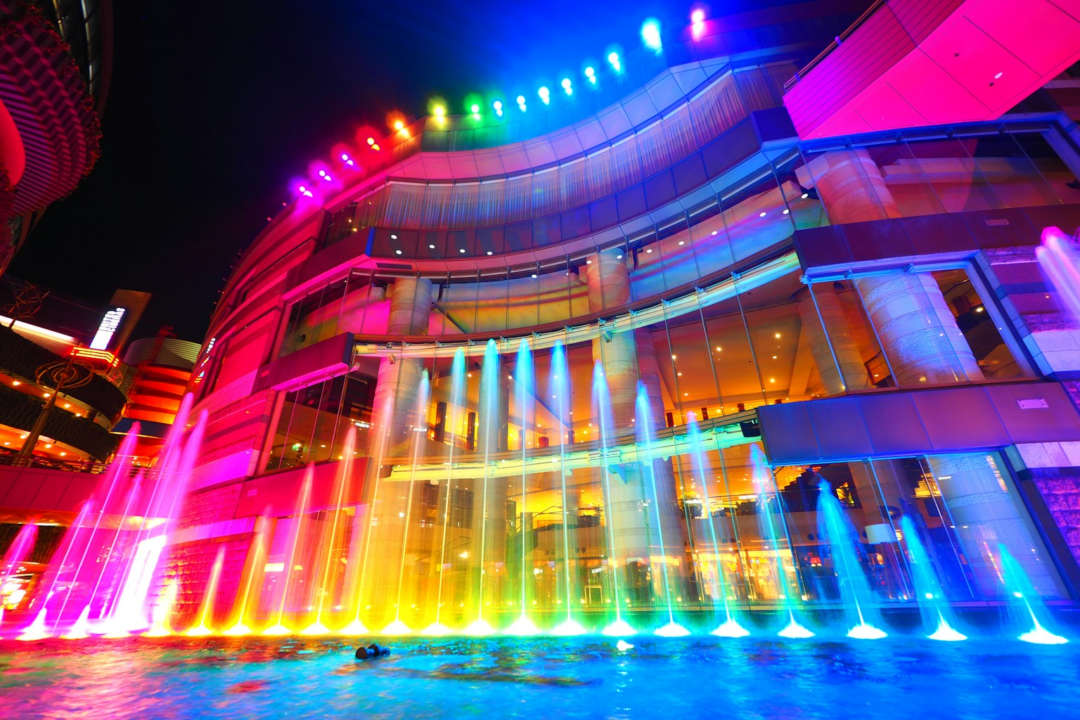 夜晚的彩色喷泉表演与现代建筑