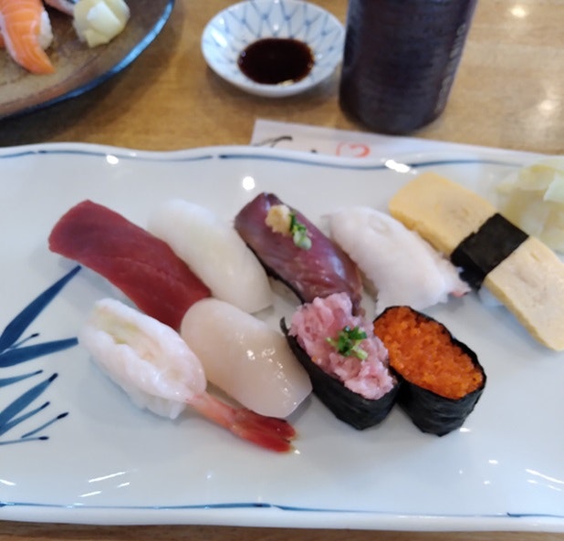 assortiment de sushi dans une assiette
