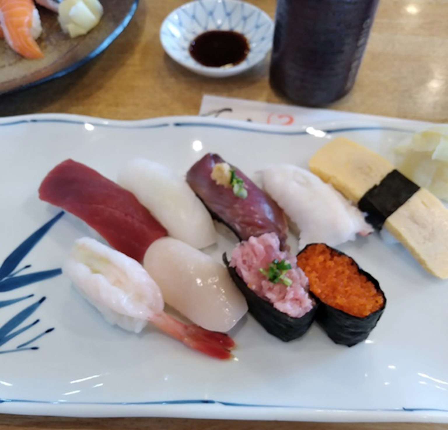 Paduan sushi berwarna-warni ditata cantik di atas piring
