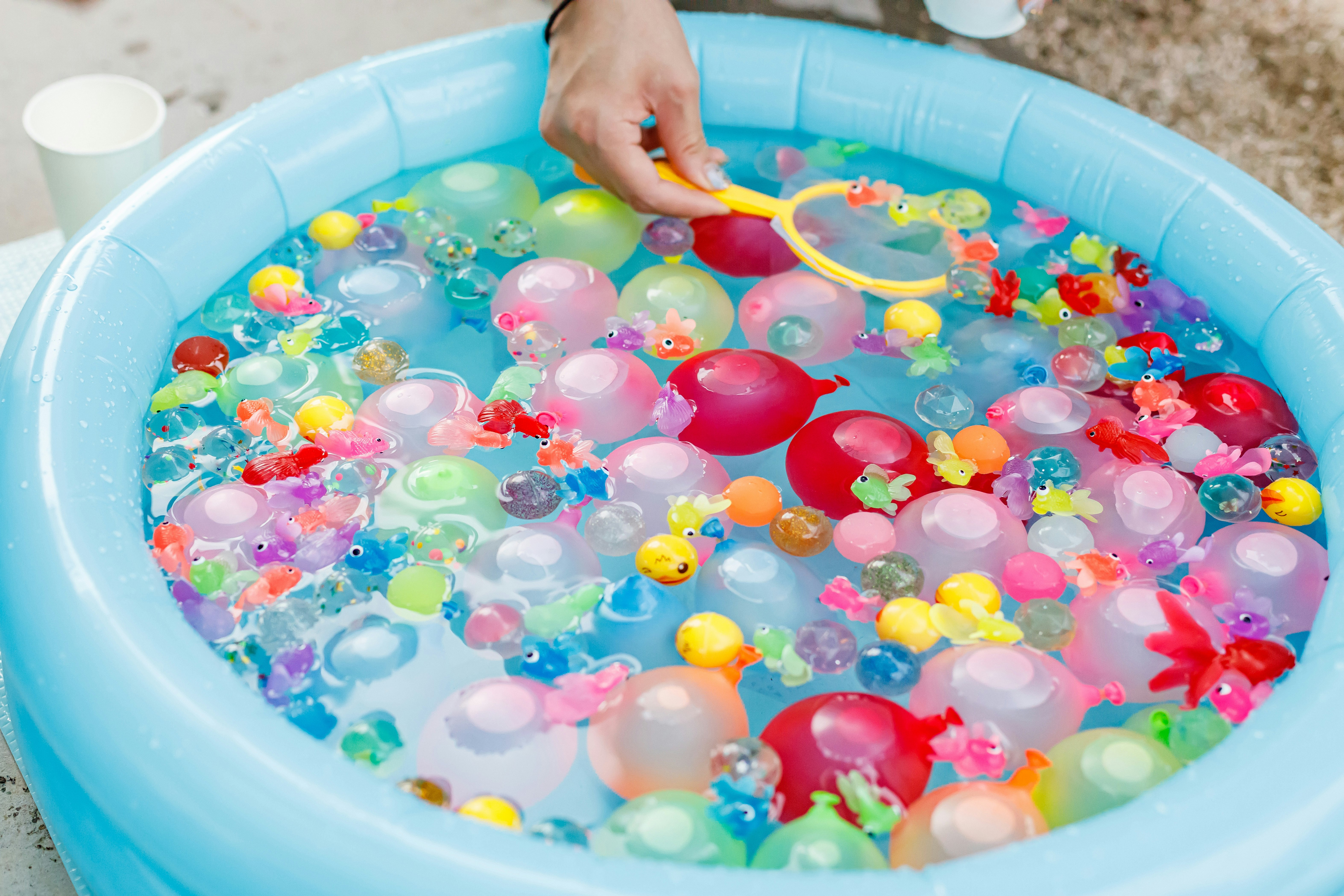 ビニールプールで金魚すくいとスーパーボールすくいをする夏の遊び