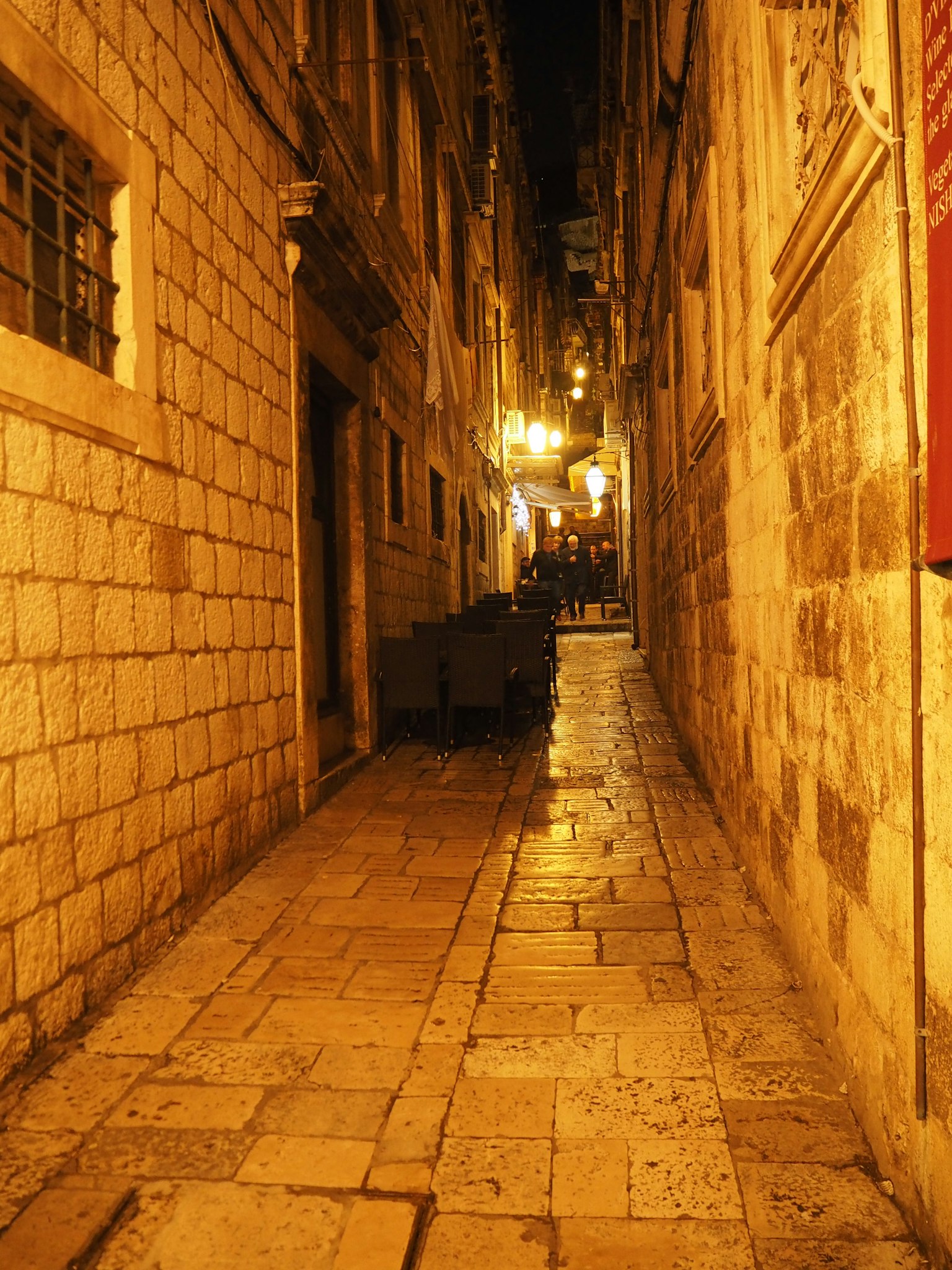 夜間狹窄的石板街道，古老建築被照亮