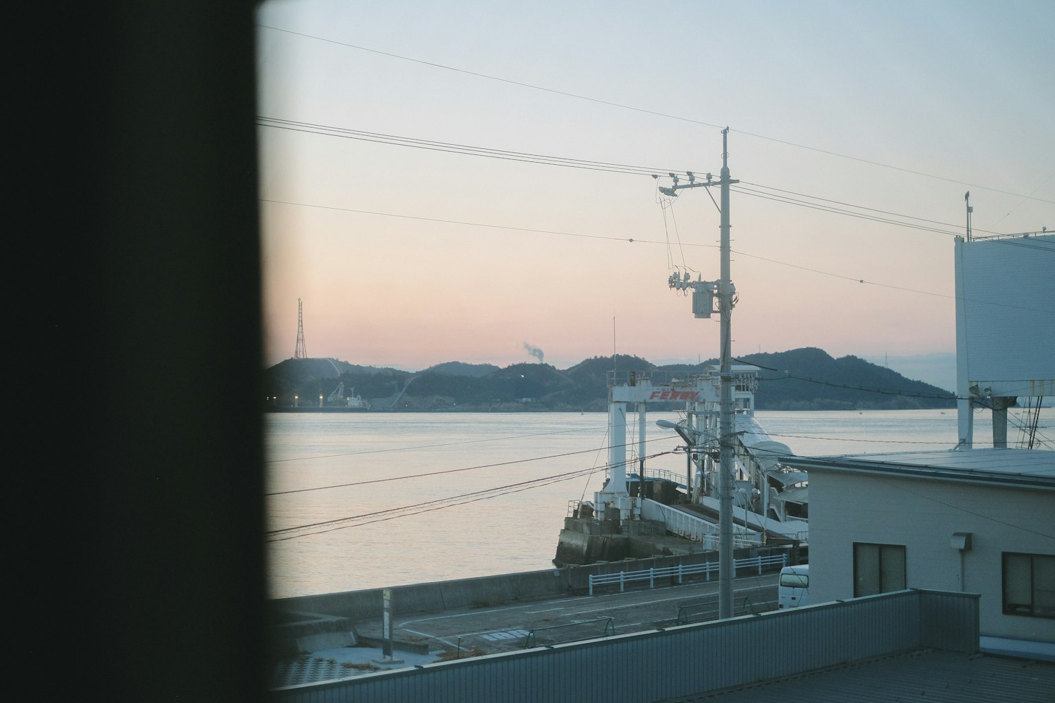 窗外景色，展示港口和远处的山脉