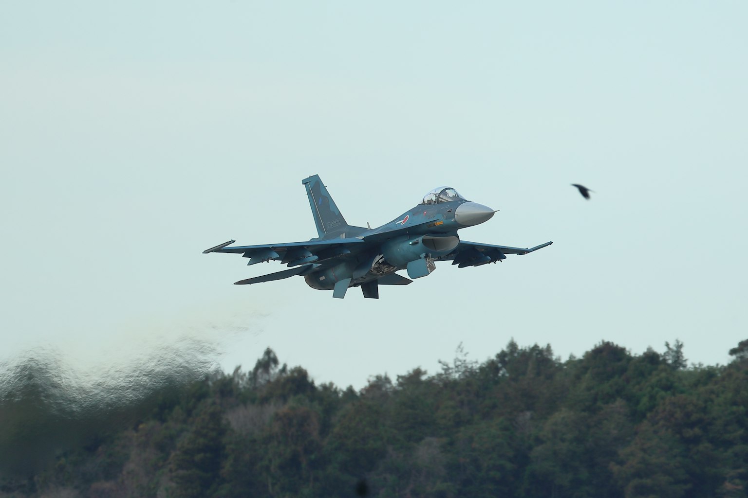 一架战斗机在天空飞行