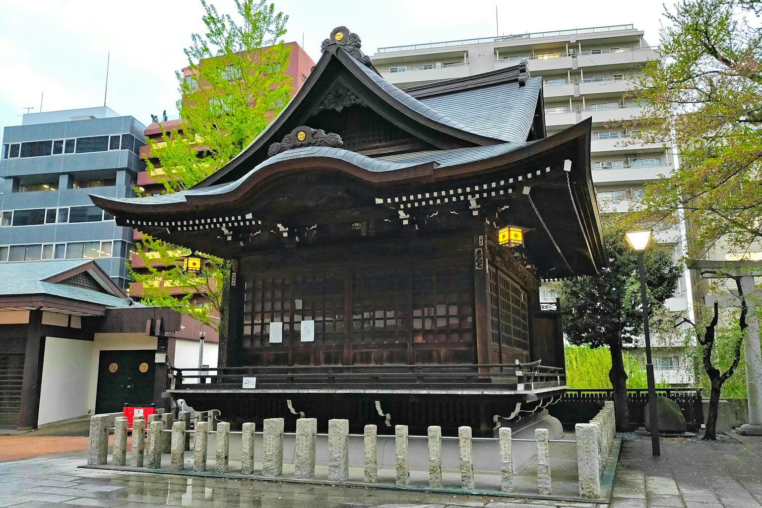 Bangunan kuil tradisional Jepang dengan bangunan modern di latar belakang
