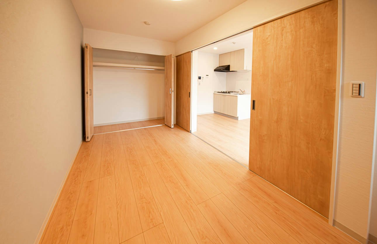 corridoio interno luminoso con porte in legno