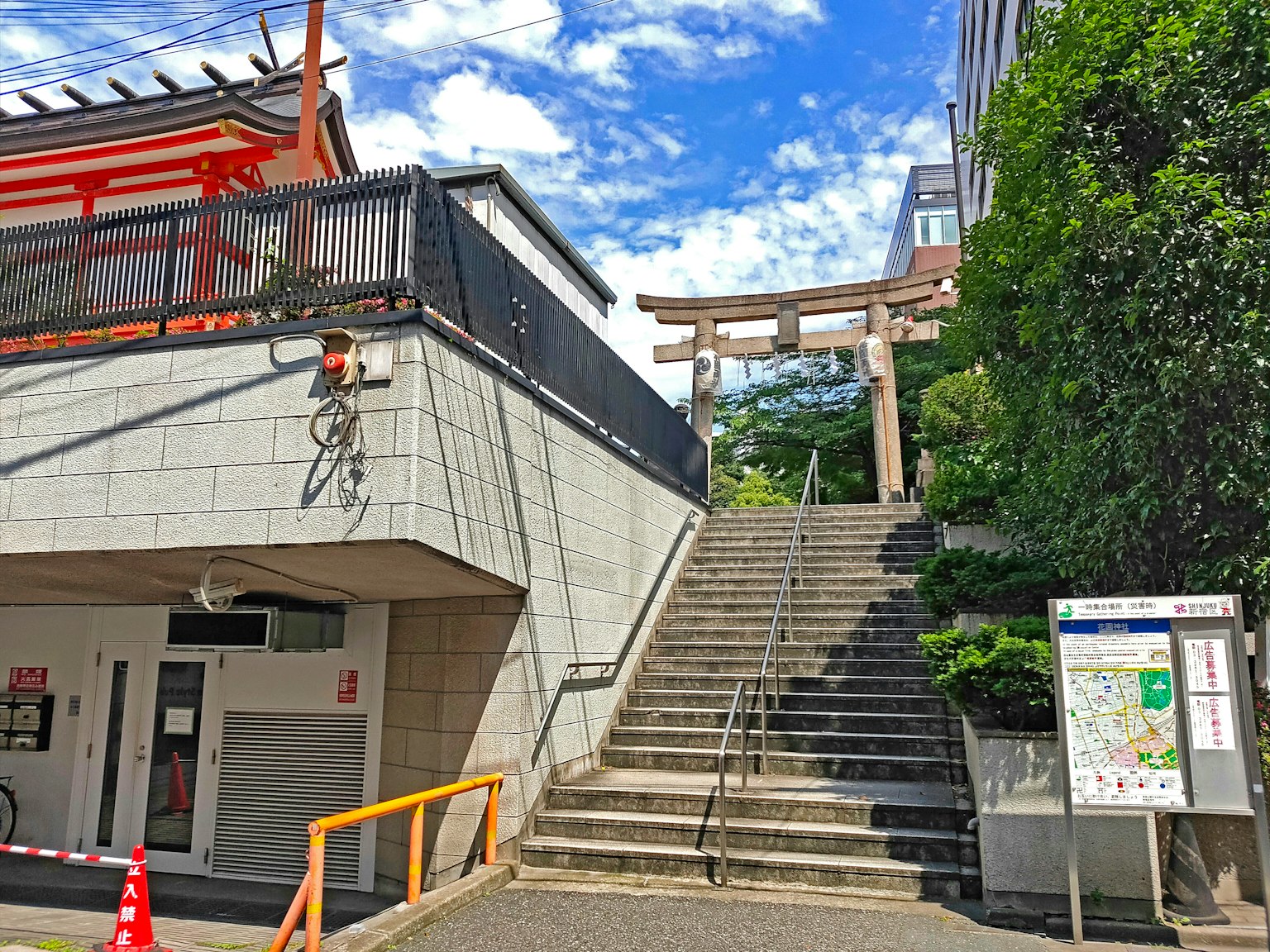 Blick auf ein Torii und Treppen