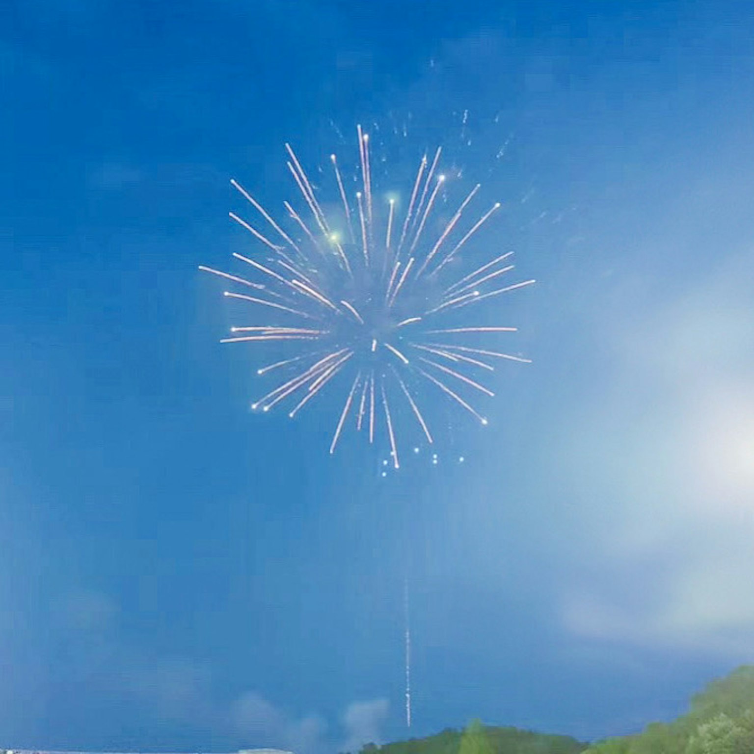 Un grande fuoco d'artificio esplodendo in un cielo blu