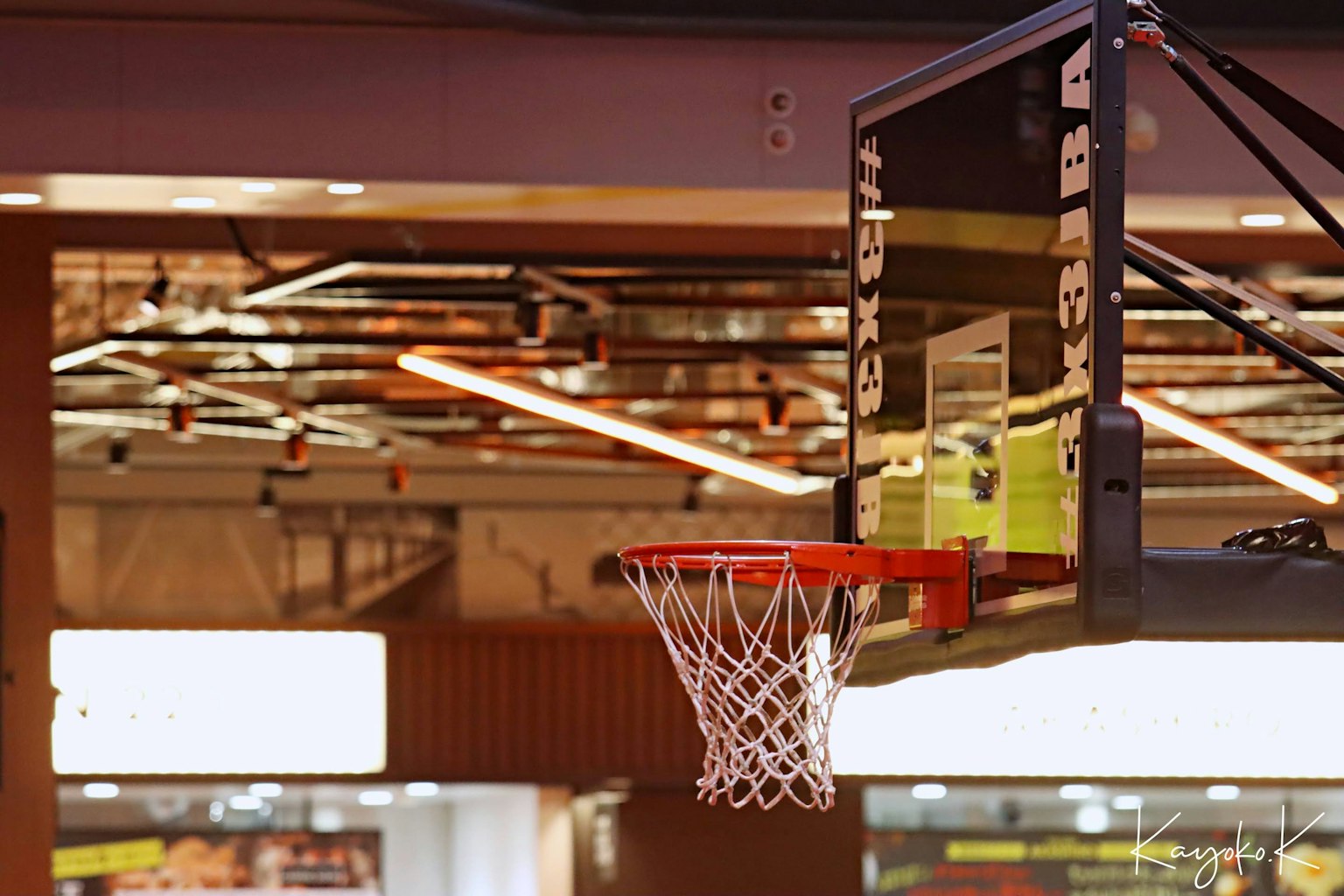Keranjang bola basket dan jaring di lingkungan gym