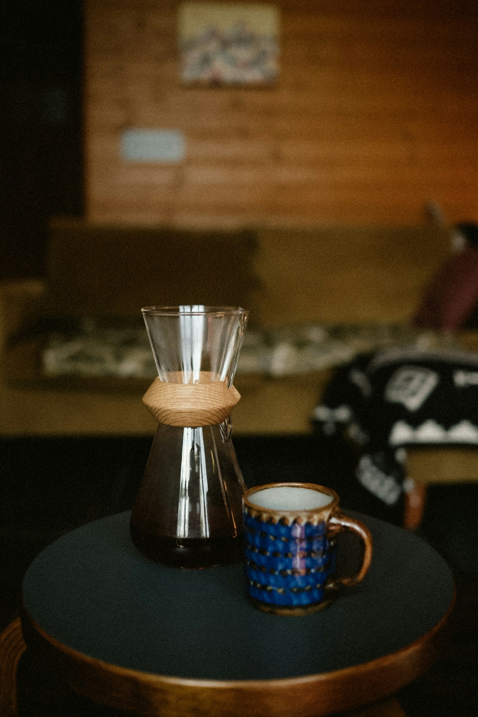 コーヒーサーバーとカップがテーブルに置かれたリビングルームの風景
