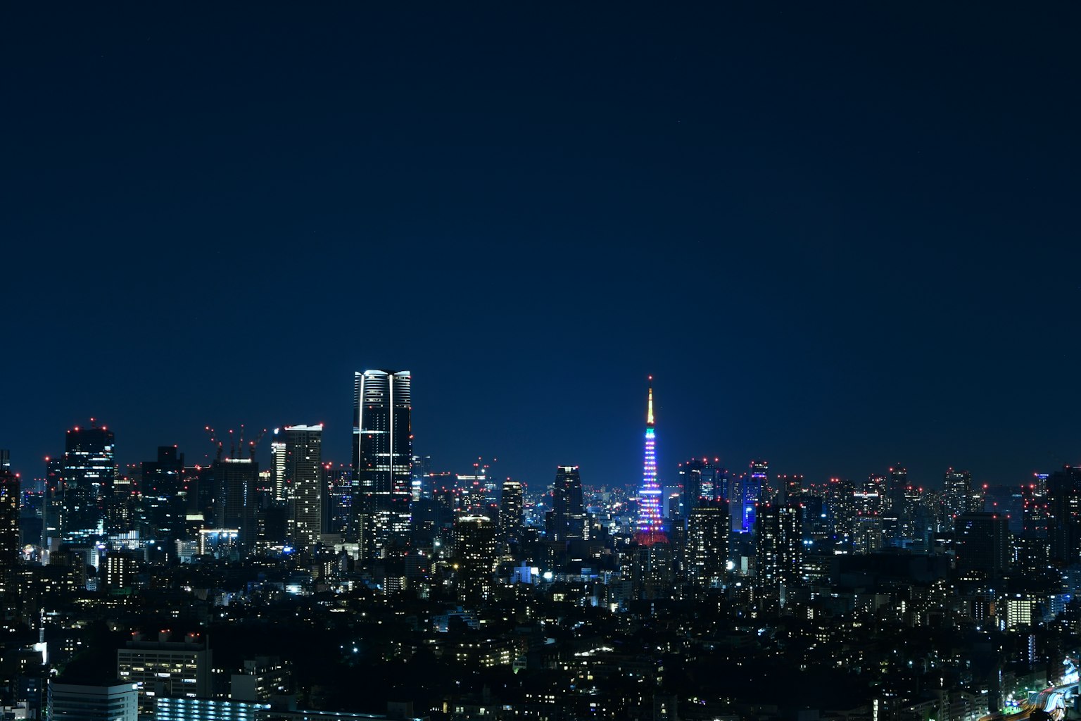 밤의 도쿄 스카이라인, 푸른 불빛으로 빛나는 도쿄 타워