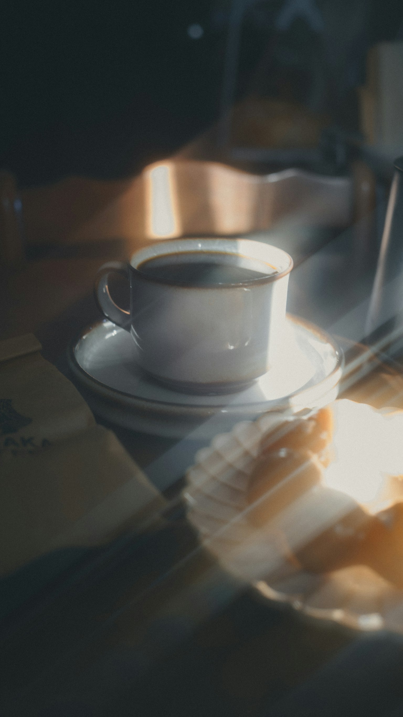 コーヒーとお皿がテーブルに置かれているシーン