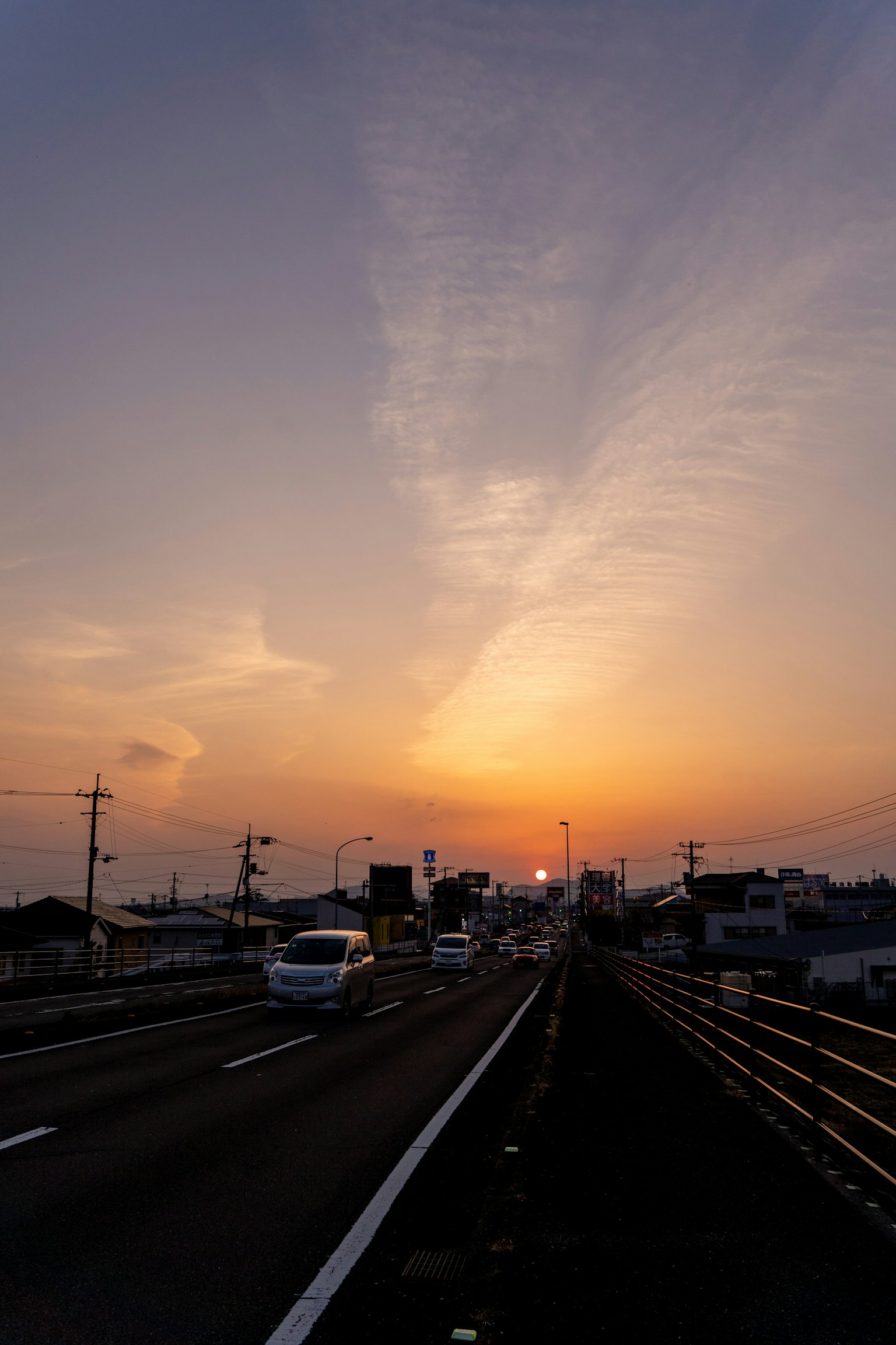 Vista panoramica di un cielo al tramonto su un'autostrada