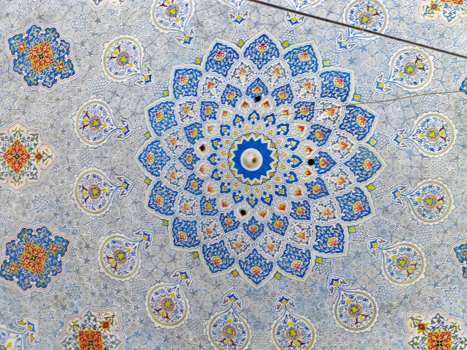 Decke mit komplizierten Mosaikmustern in Blau und Orange verziert