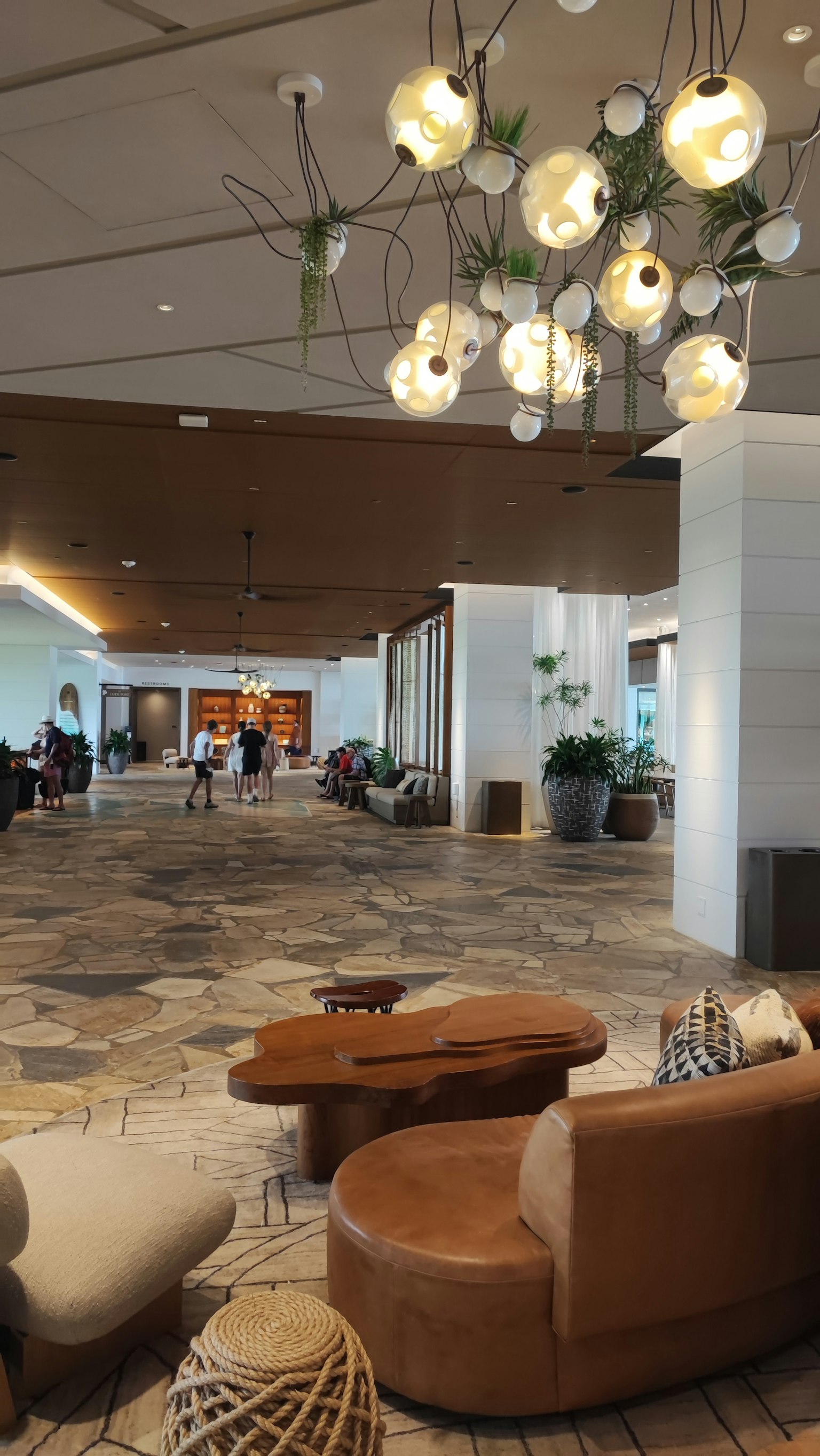Modernes Lobby-Interieur-Design mit stilvoller Beleuchtung und Holzmöbeln