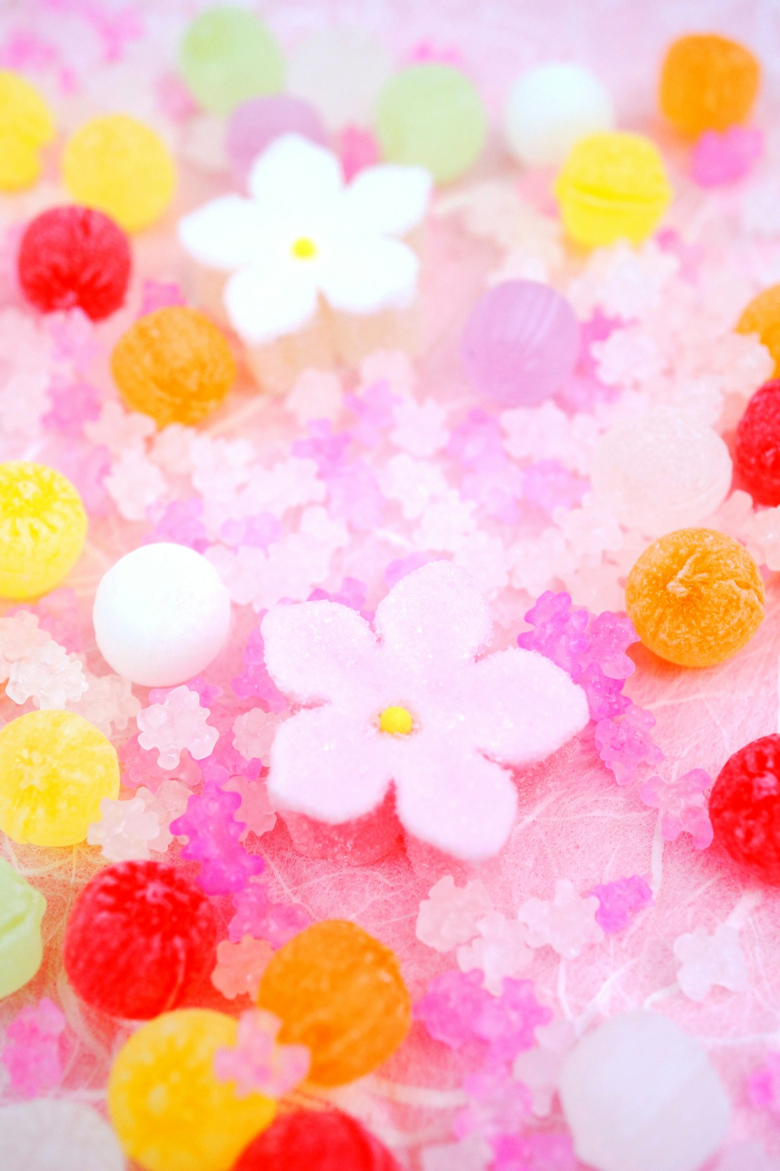 Colorido surtido de flores y caramelos dispuestos de manera hermosa