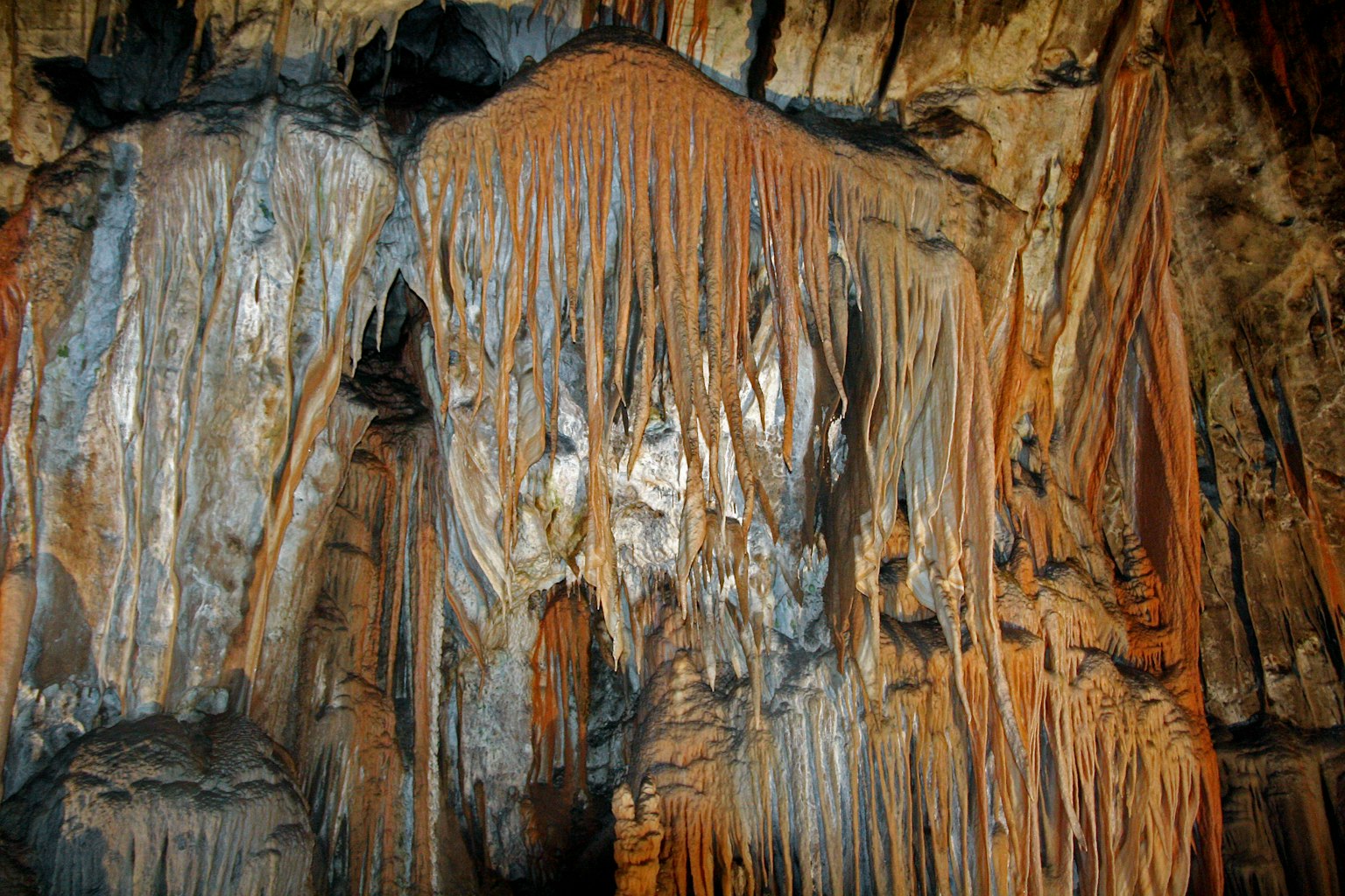 Stalaktiten und Stalagmiten in einer Höhle mit einzigartigen Formationen