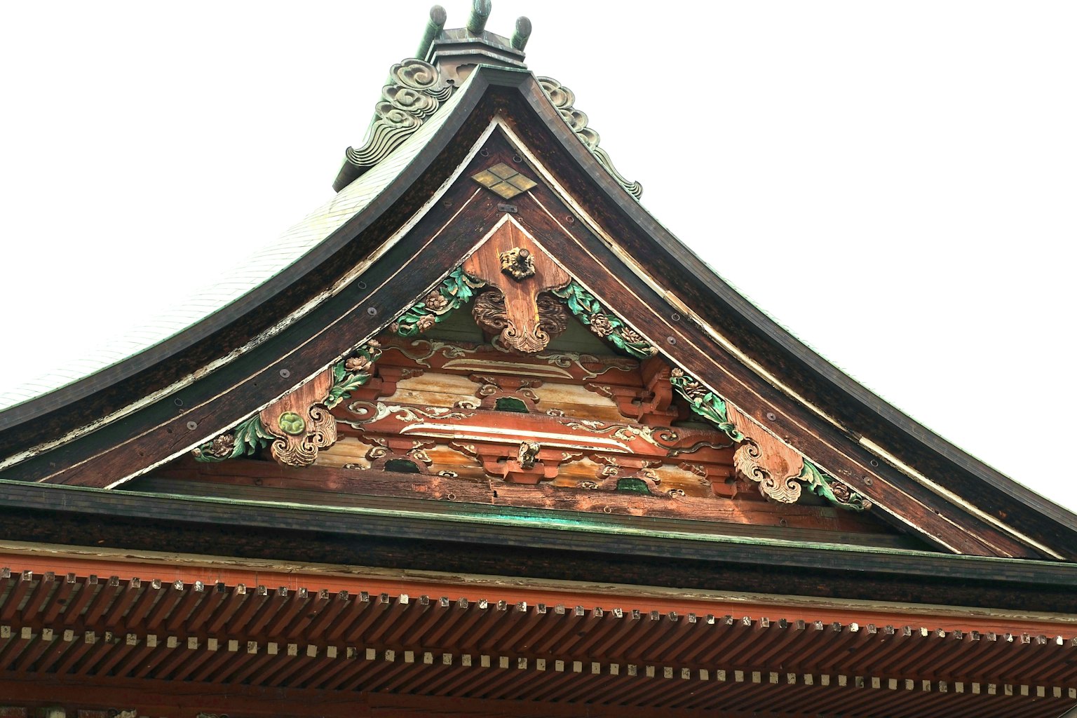 傳統日本寺廟屋頂的精美木雕裝飾