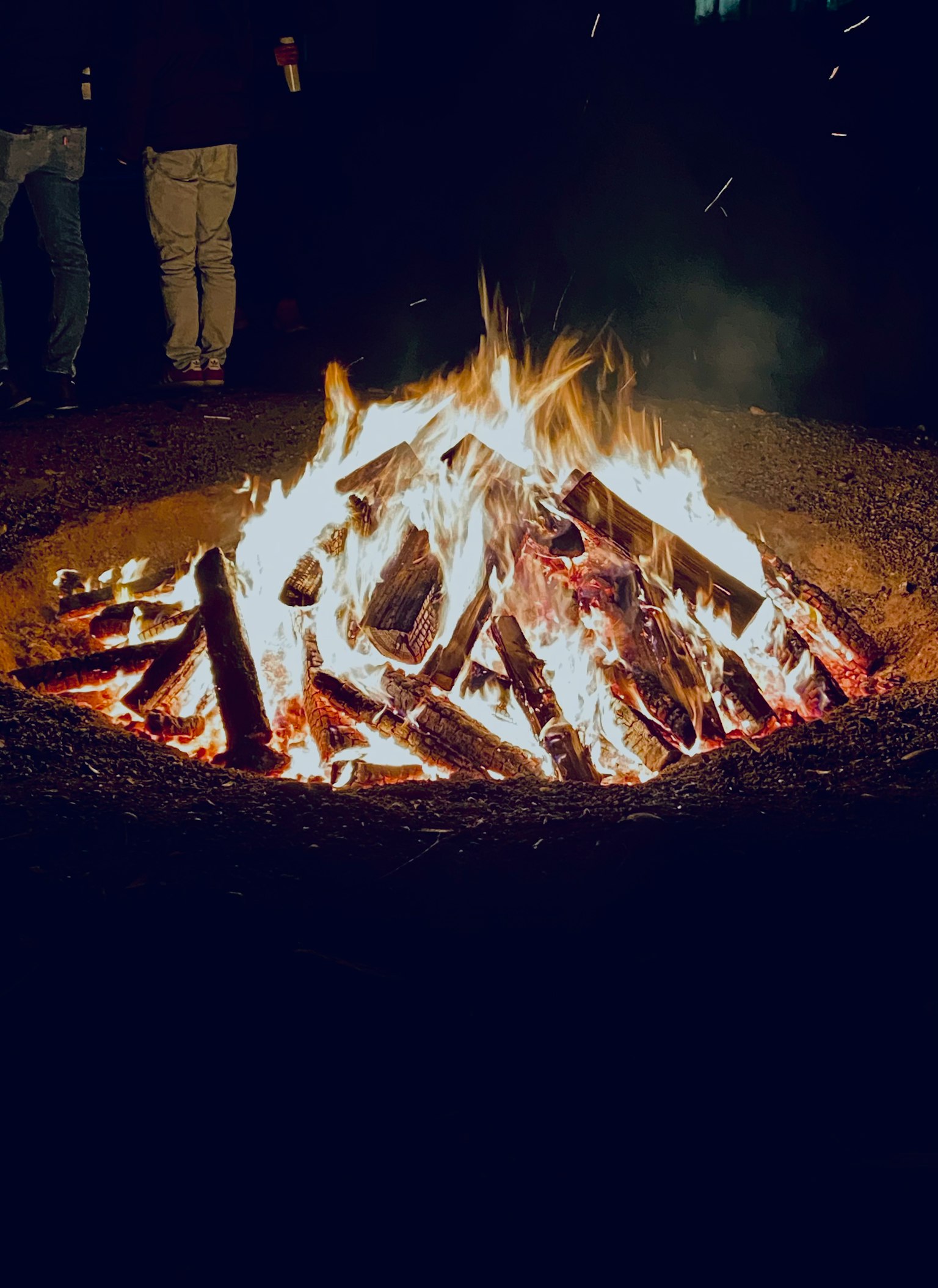 夜晚燃烧的生动篝火火焰