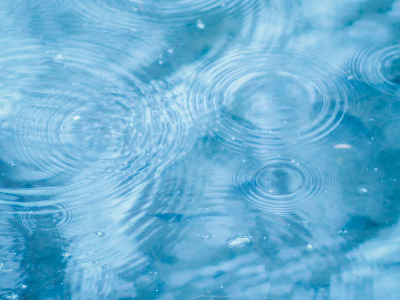 Ondas en la superficie del agua con reflejos azules