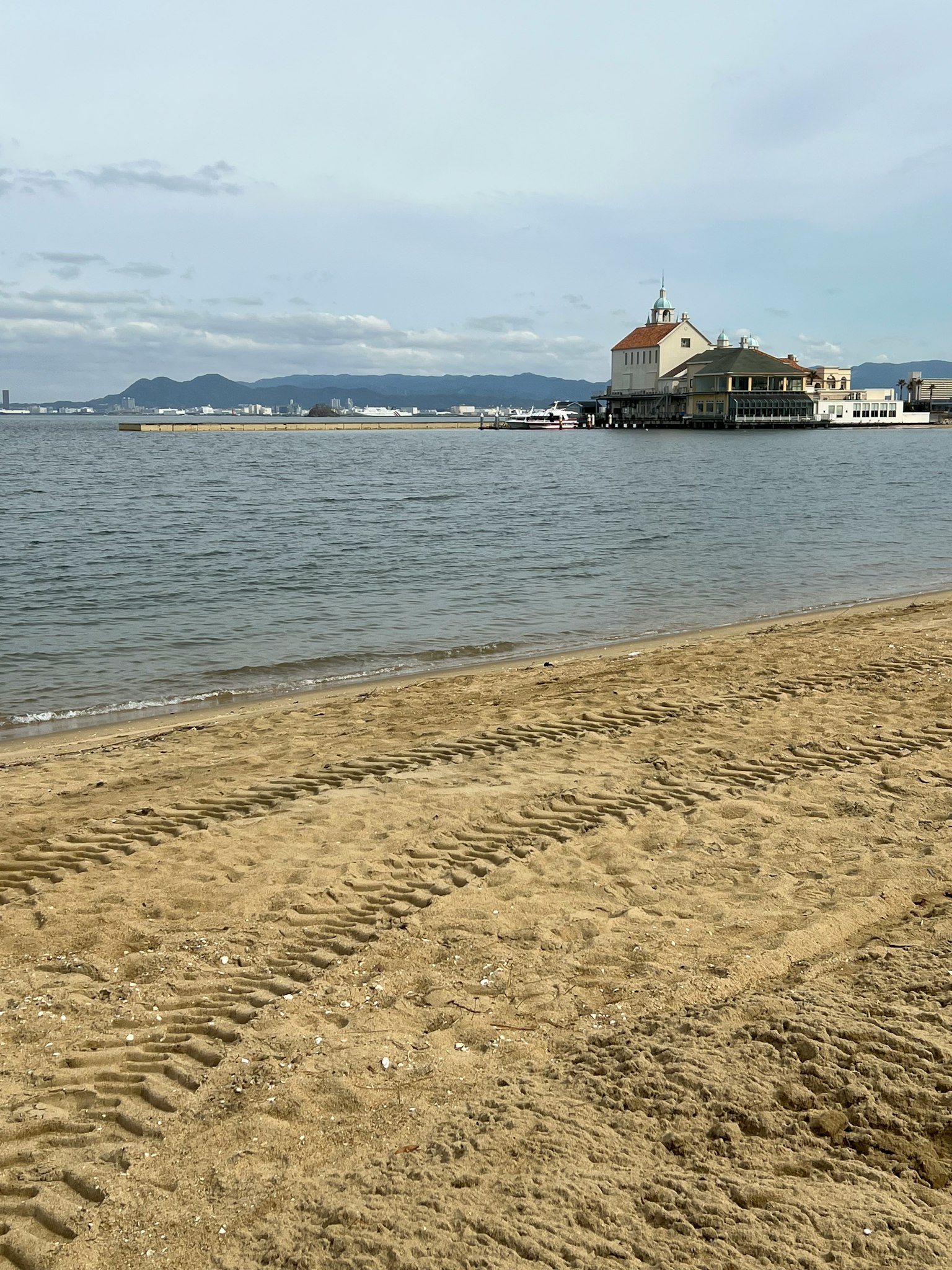 沙滩和水面上的建筑