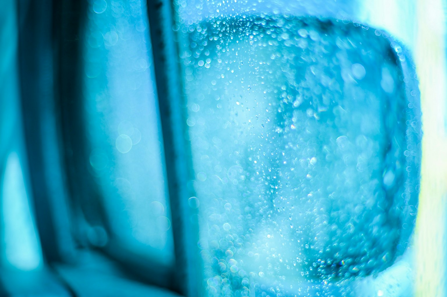 Schermo televisivo sfocato con gocce d'acqua su uno sfondo blu