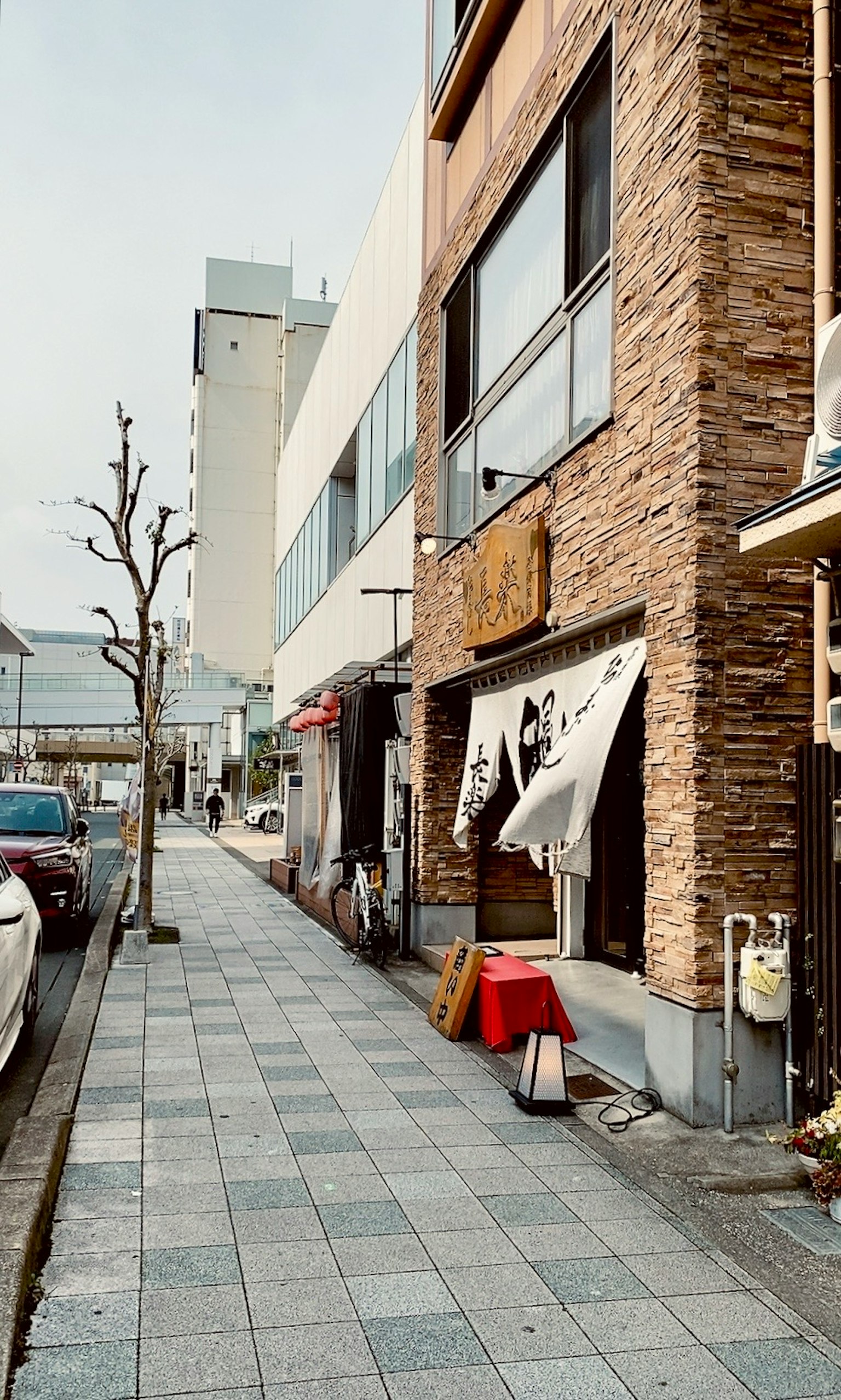 거리와 마주한 석조 건물과 카페 테라스
