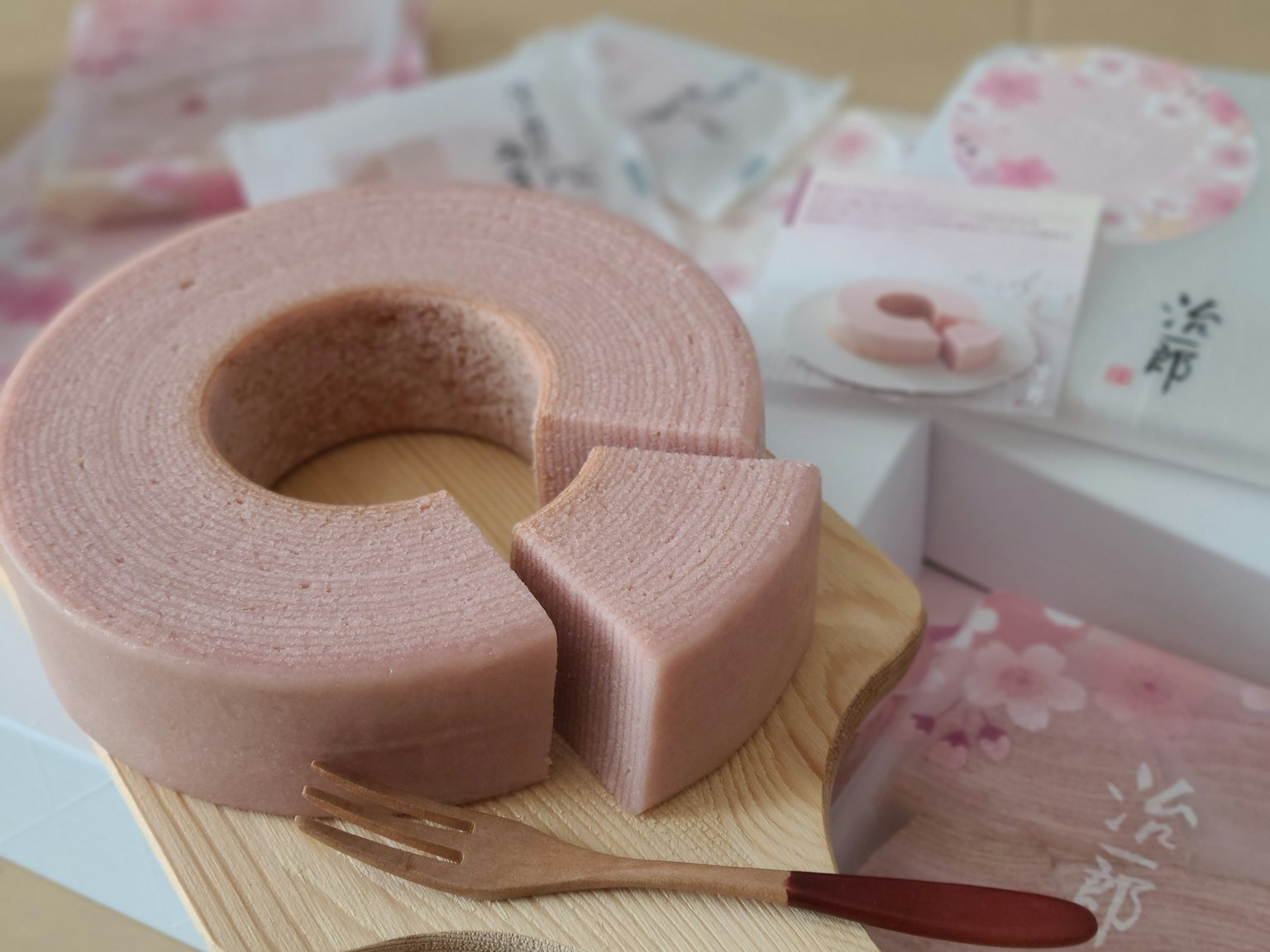 Baumkuchen de sabor sakura con dulces japoneses