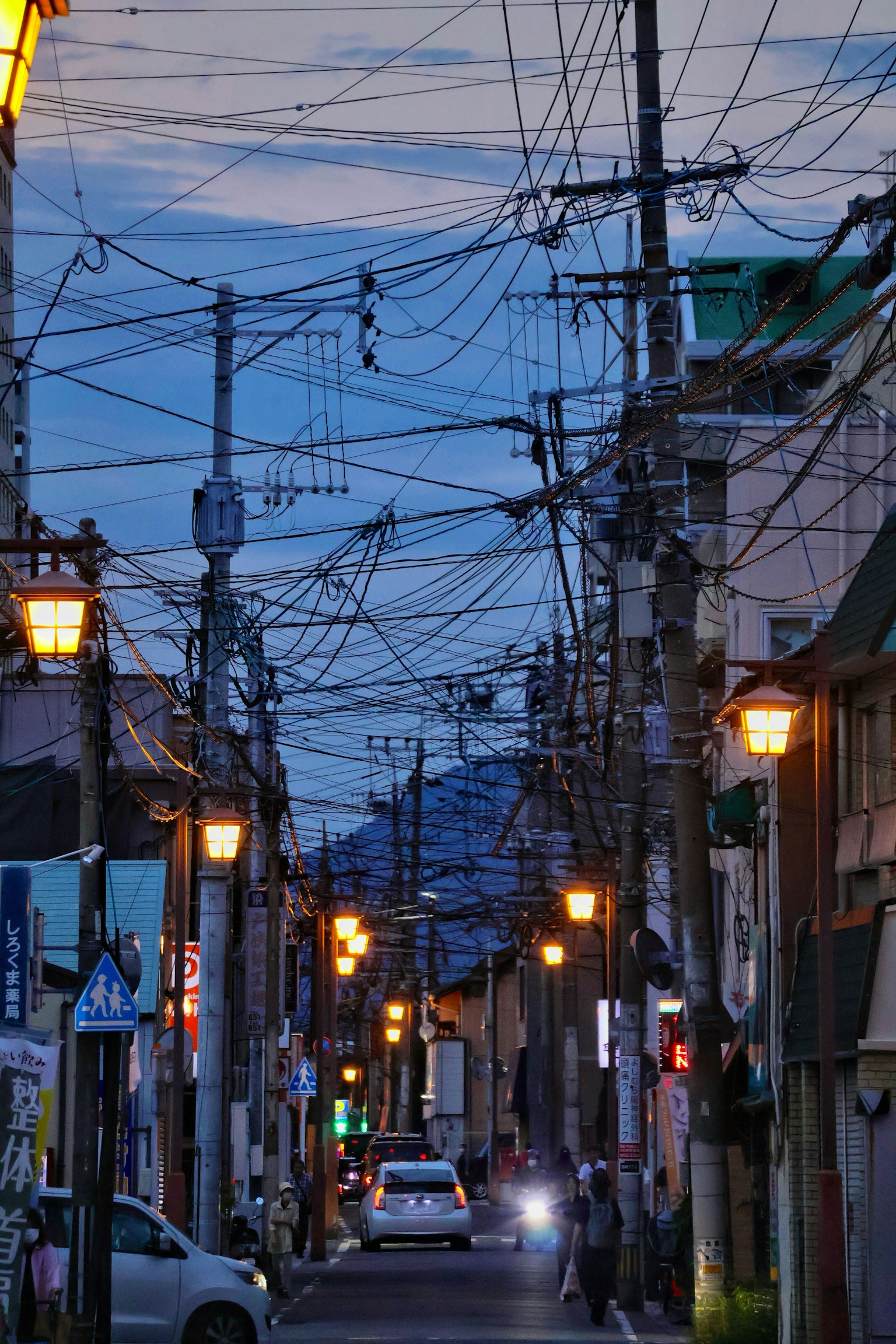 夜の街並みと電線が交差する風景