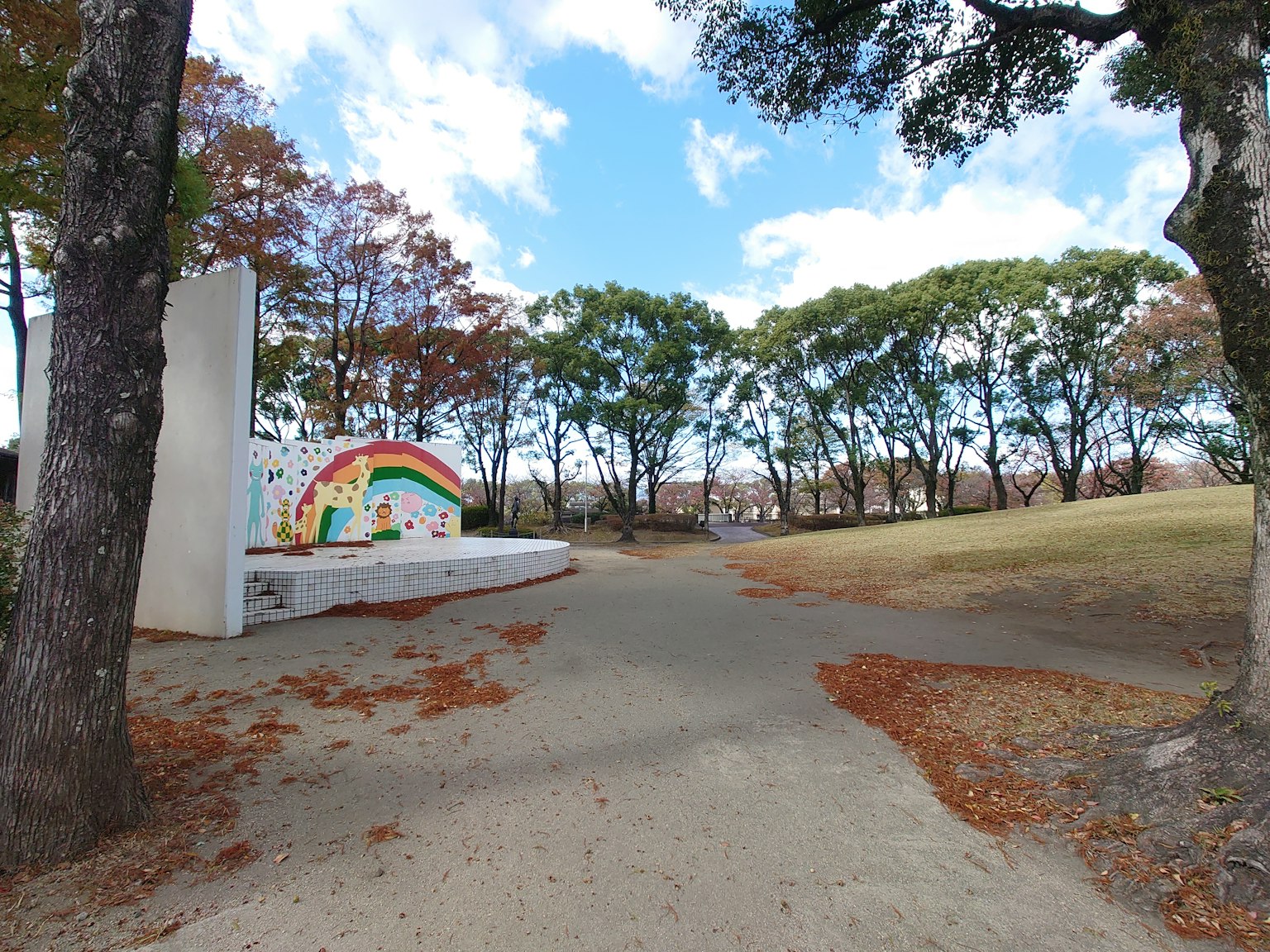 公園小道與彩色壁畫和秋天的樹木