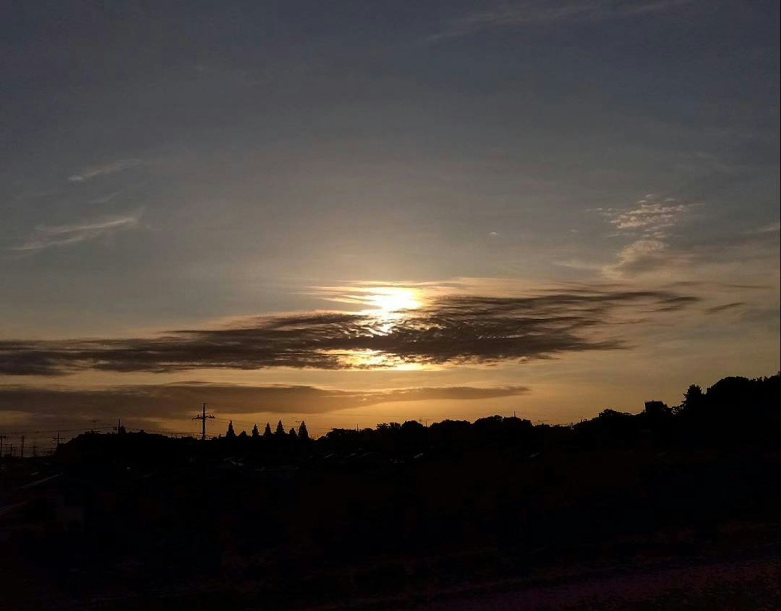 Langit senja dengan awan dan cahaya matahari