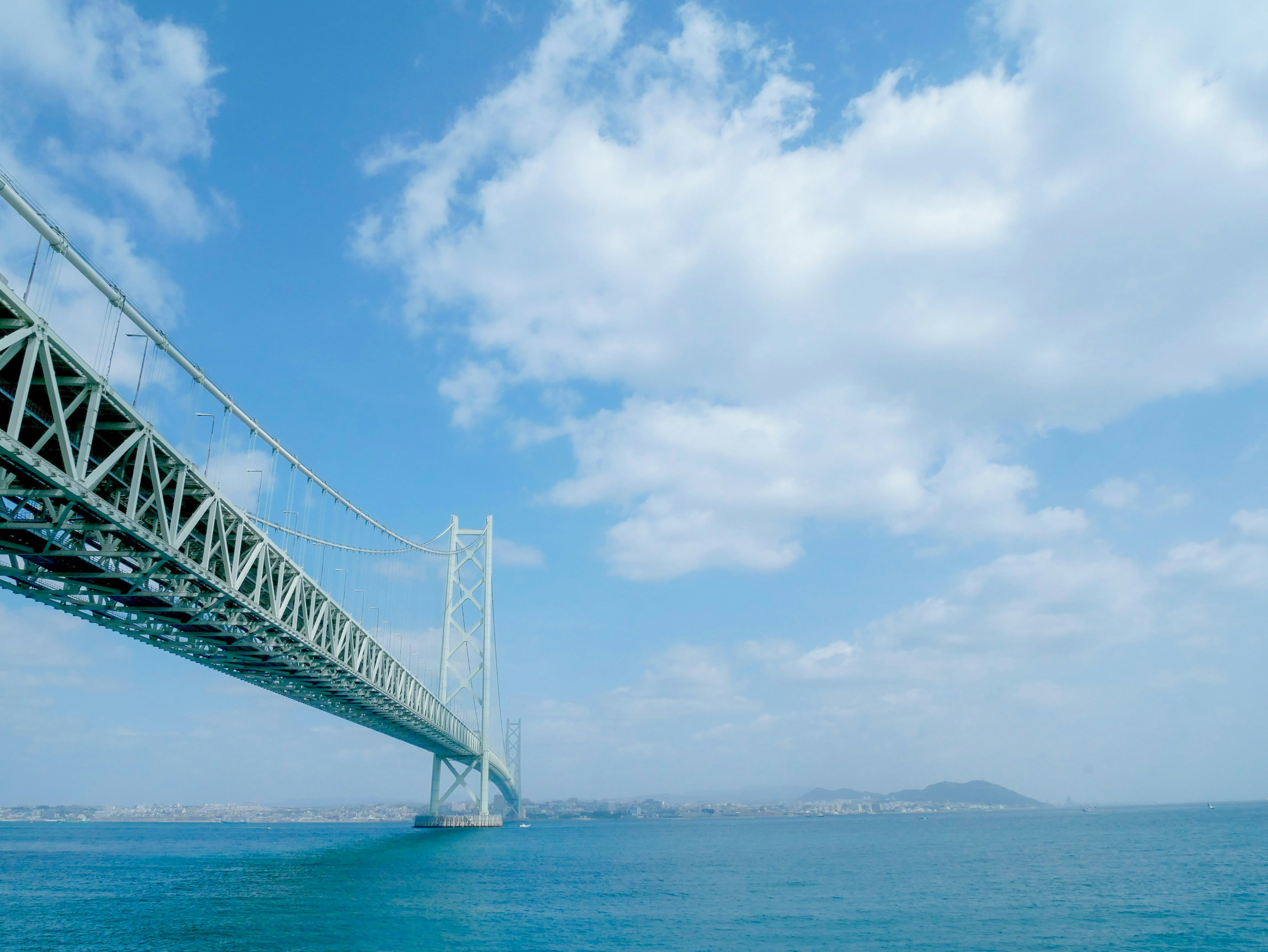 明石海峡大橋と青空の海上風景