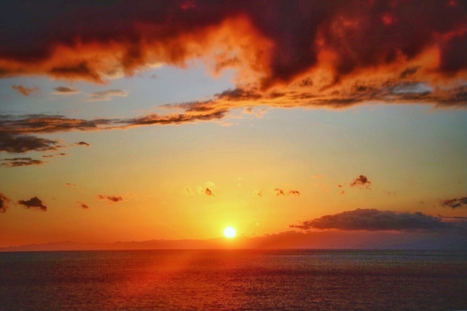 Hoàng hôn đẹp trên đại dương với mây đỏ