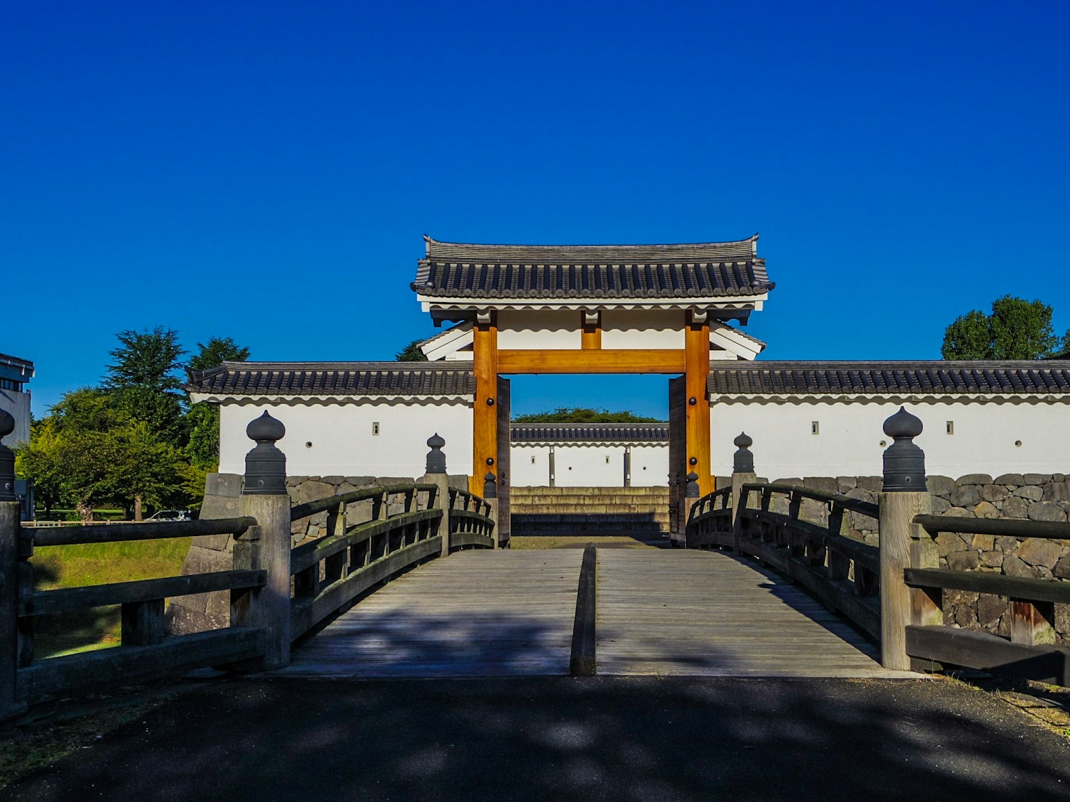 藍天下的傳統日本門和橋