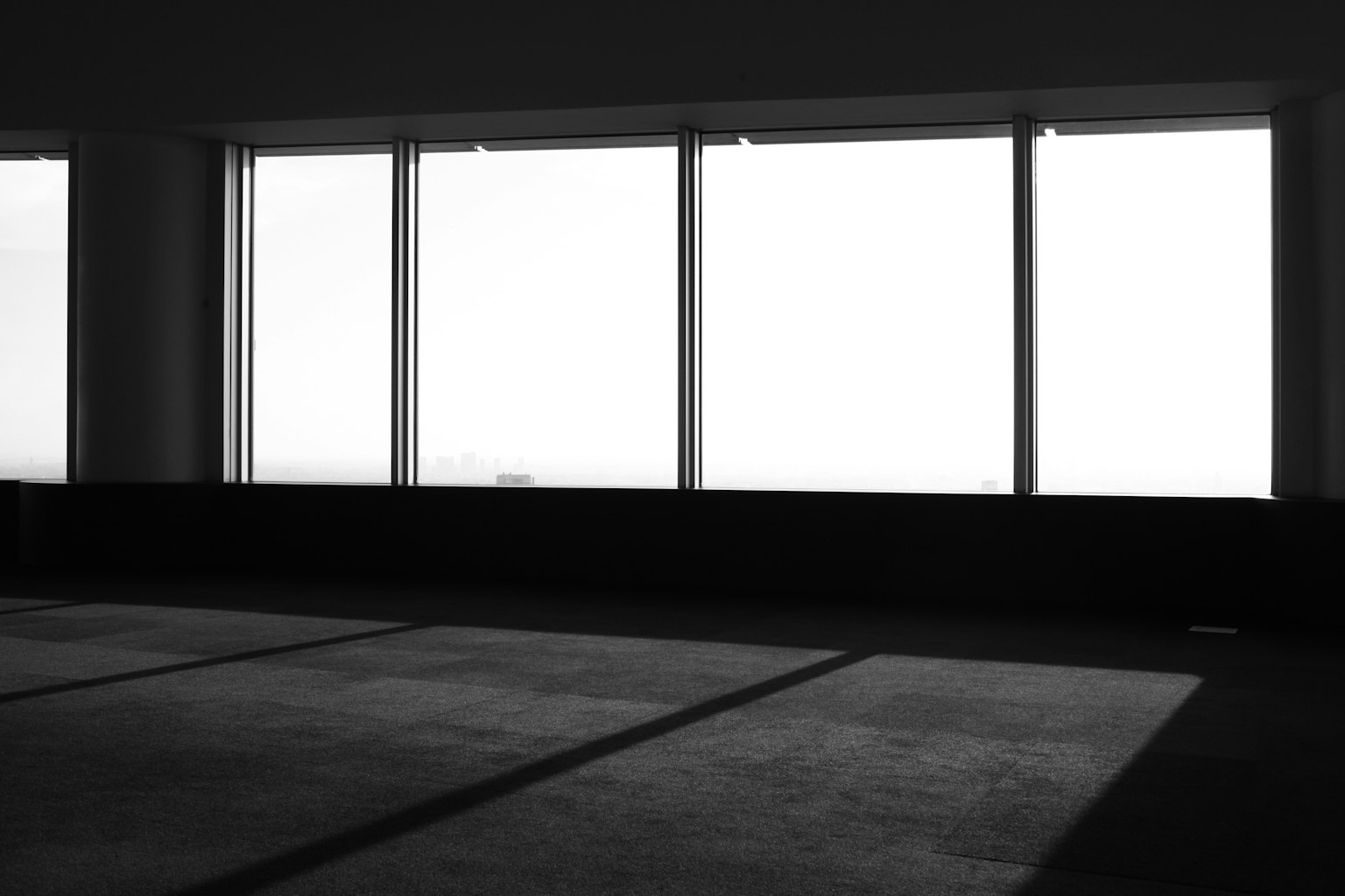 Foto in bianco e nero di uno spazio con grandi finestre