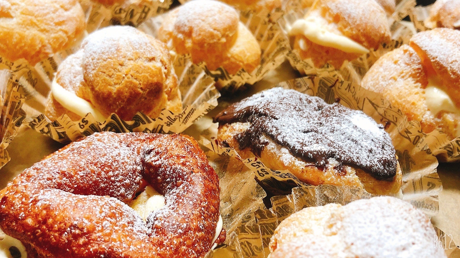 Un assortiment de délicieuses pâtisseries avec différentes formes et couleurs