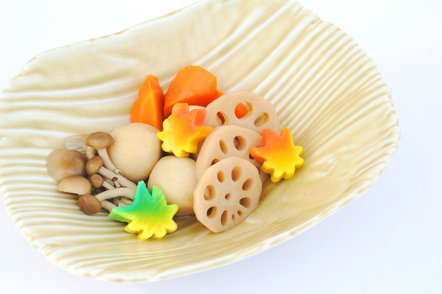 五彩缤纷的蔬菜和装饰性食材放在白色碗中