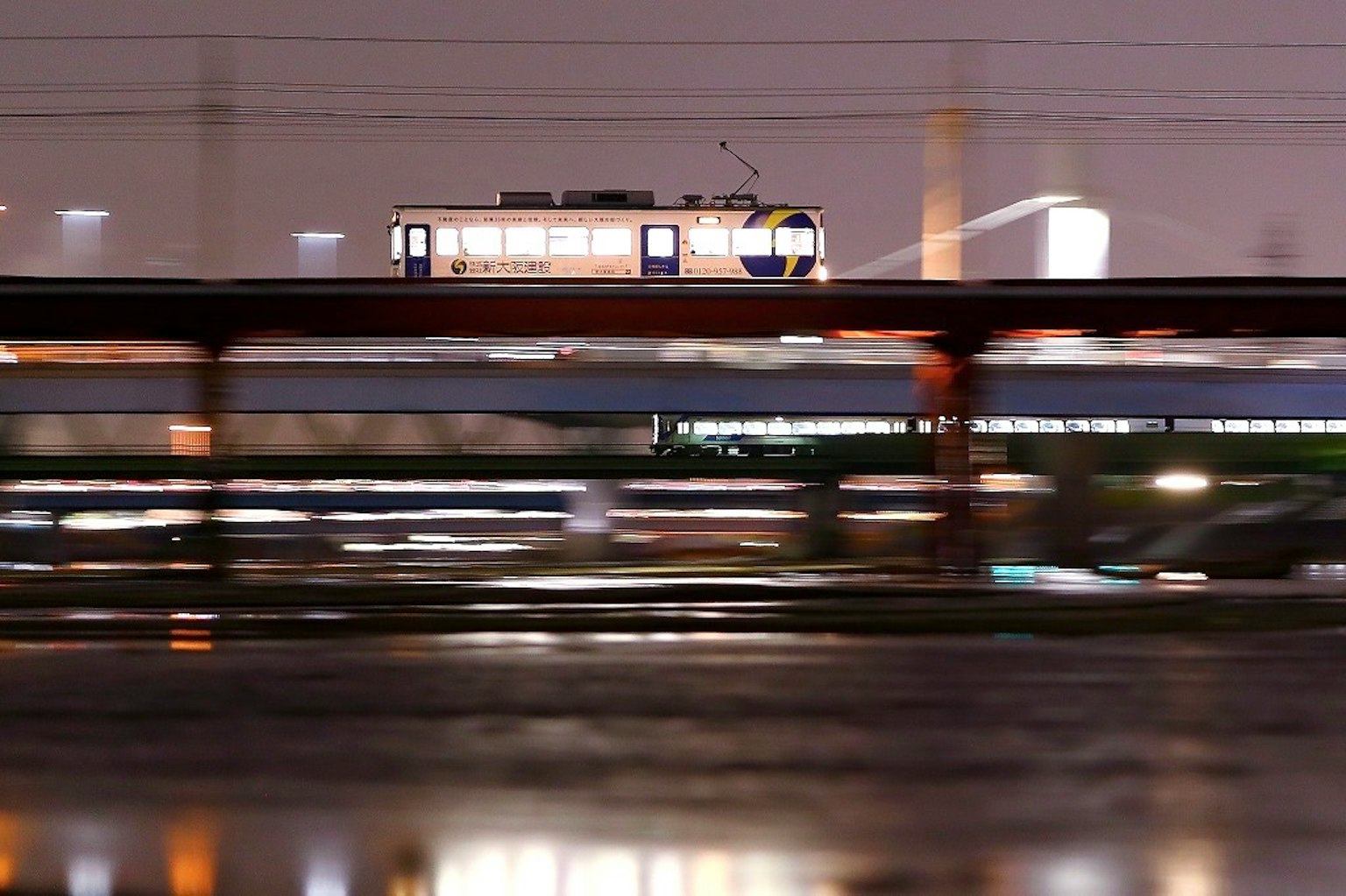 Treno che si muove attraverso un paesaggio urbano notturno
