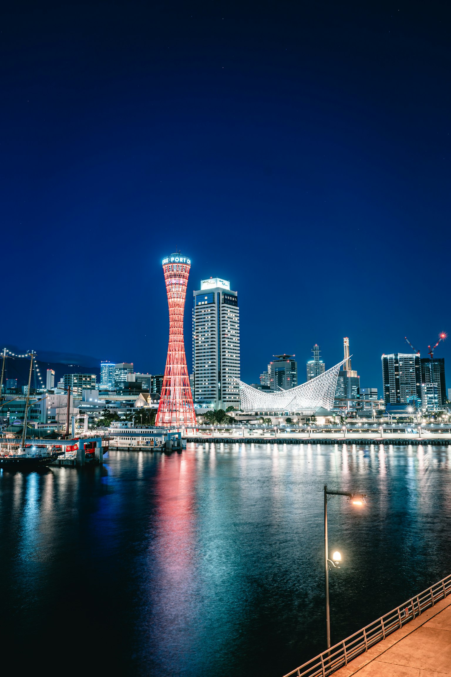 神户夜空中的港口和建筑