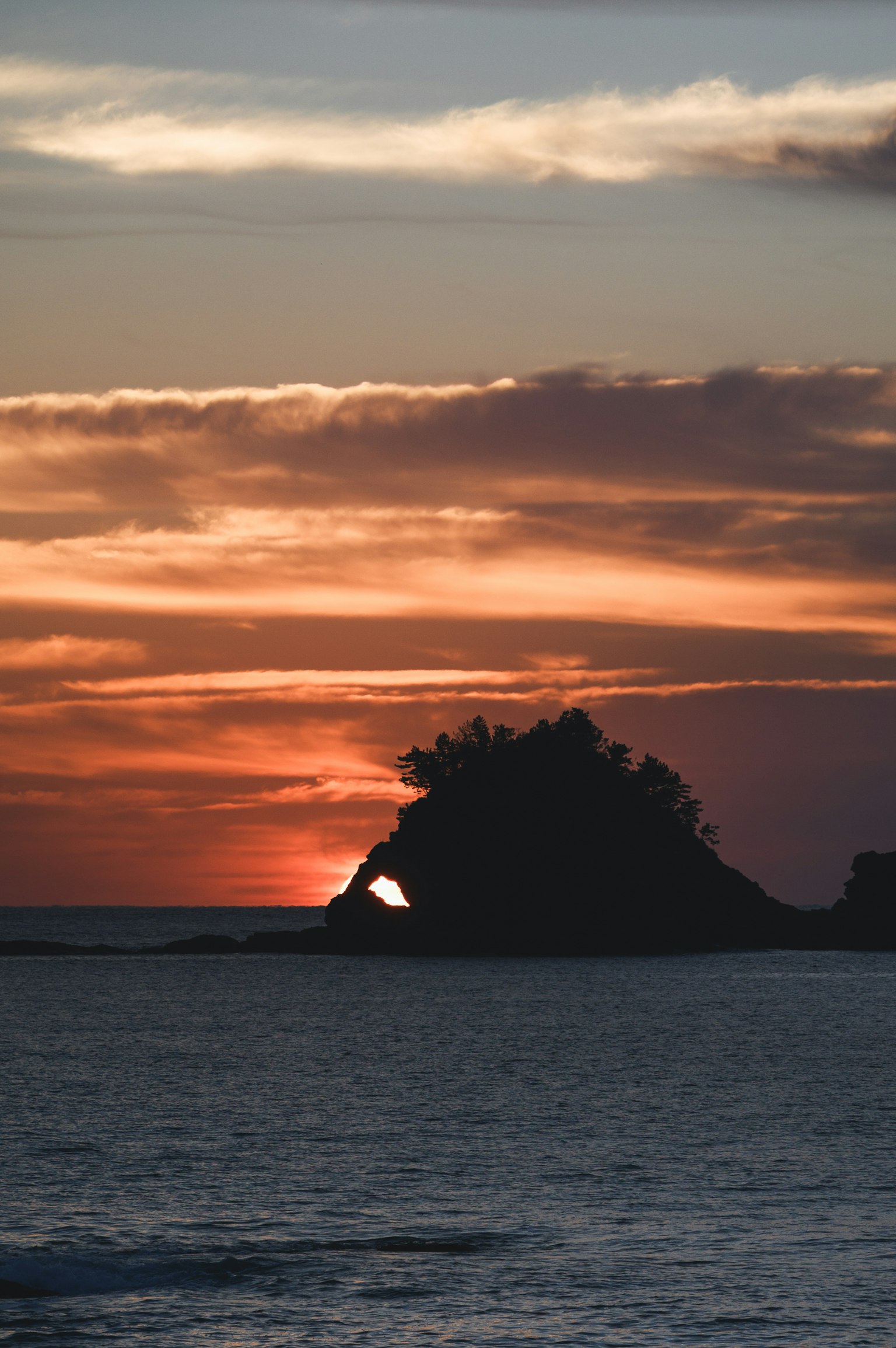 Silhouette di un'isola contro un tramonto sull'oceano