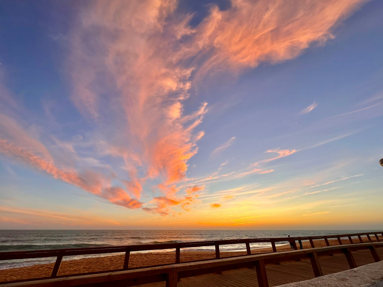 Magnifique coucher de soleil sur l'océan avec des nuages colorés