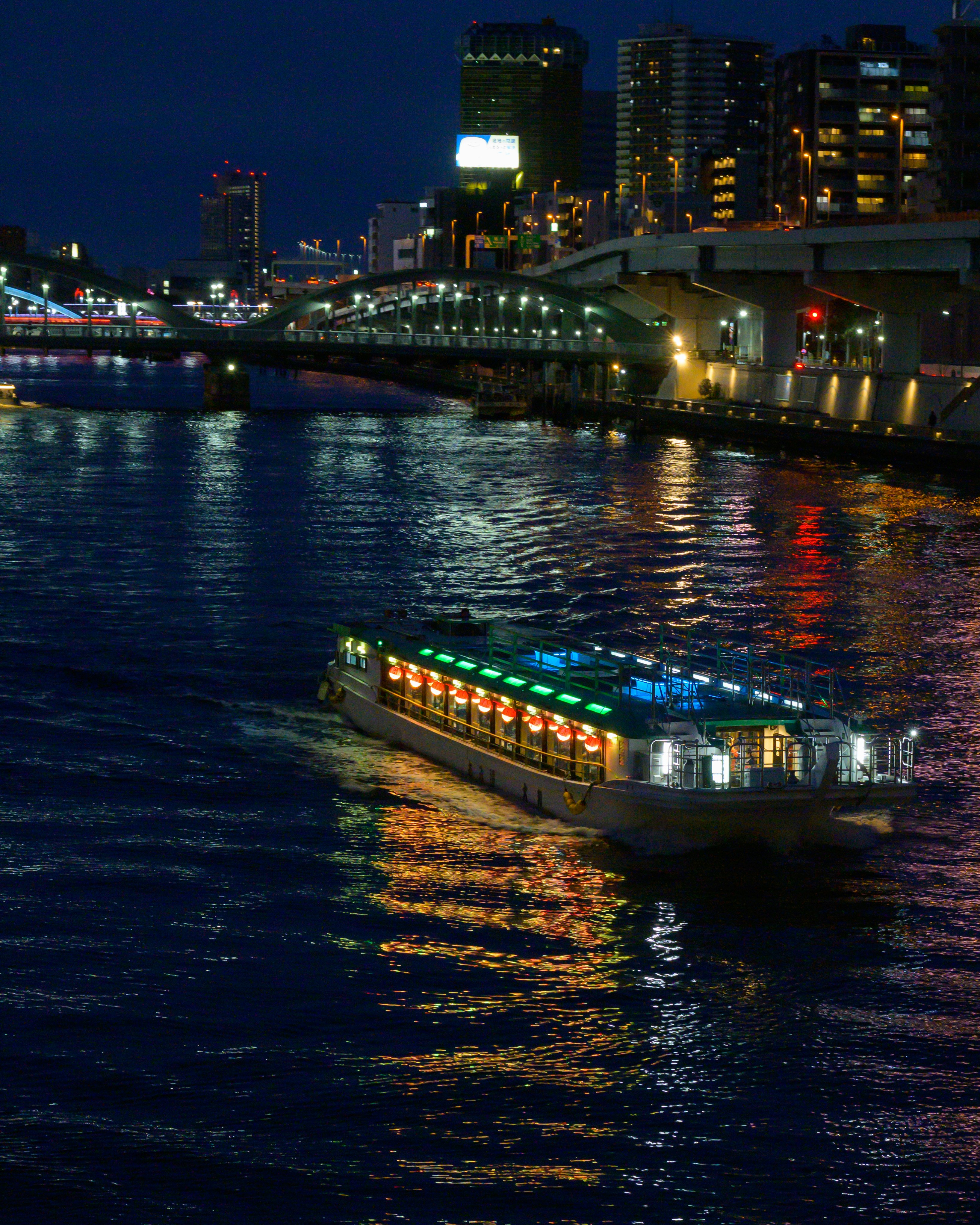 隅田川夜景游船与水面灯光倒影