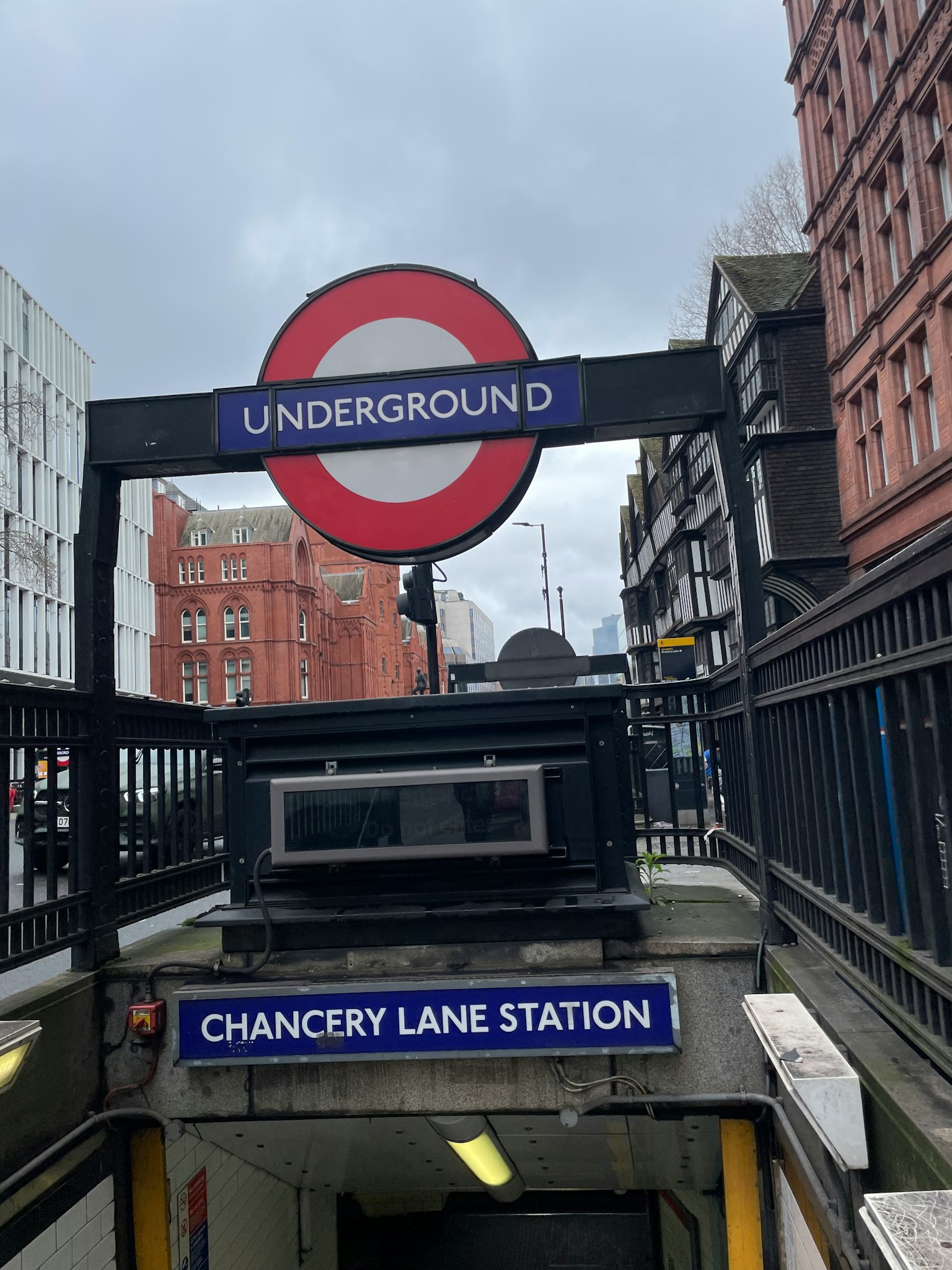 Panneau d'entrée du métro affichant la station Chancery Lane