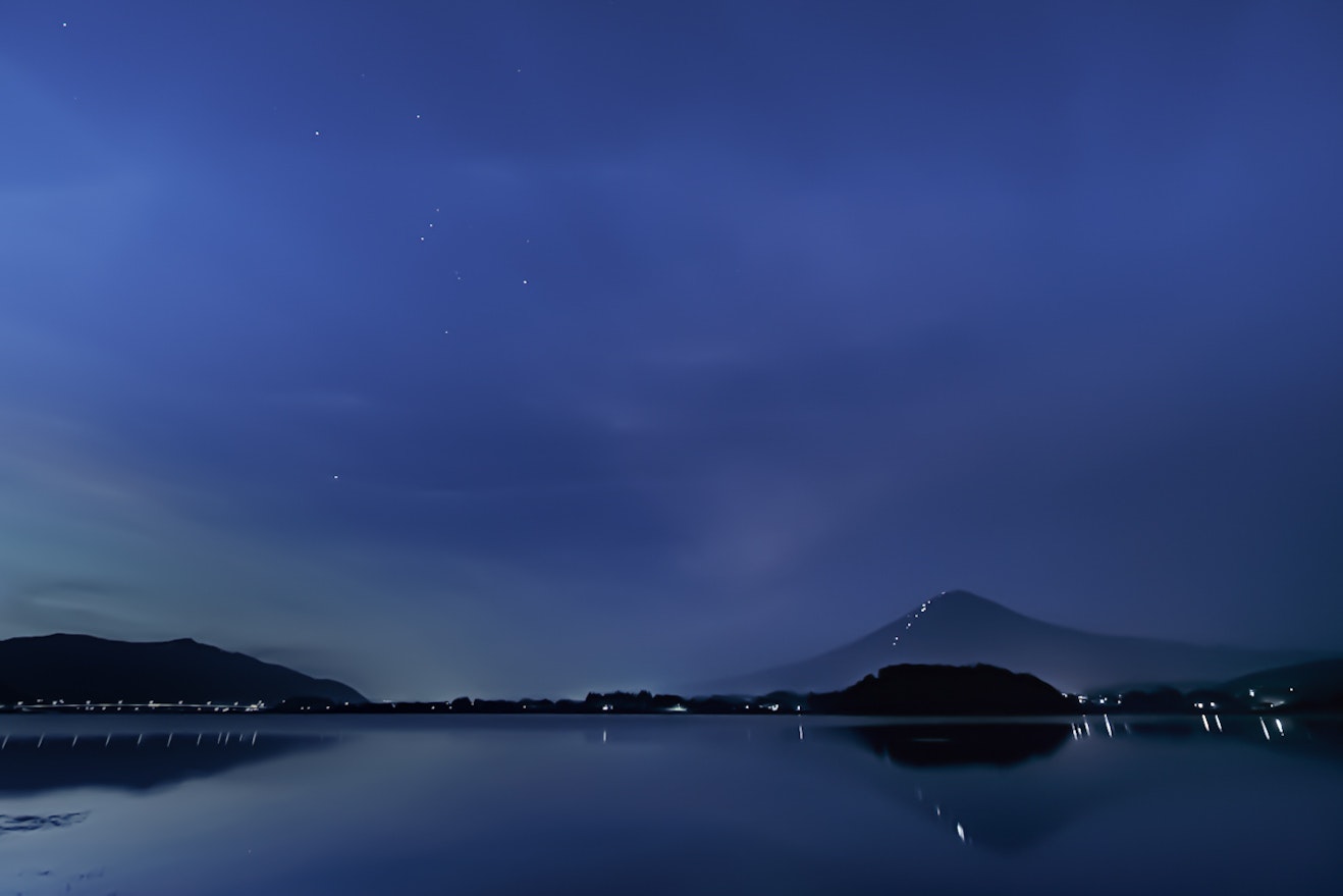 cielo notturno stellato sopra un lago tranquillo
