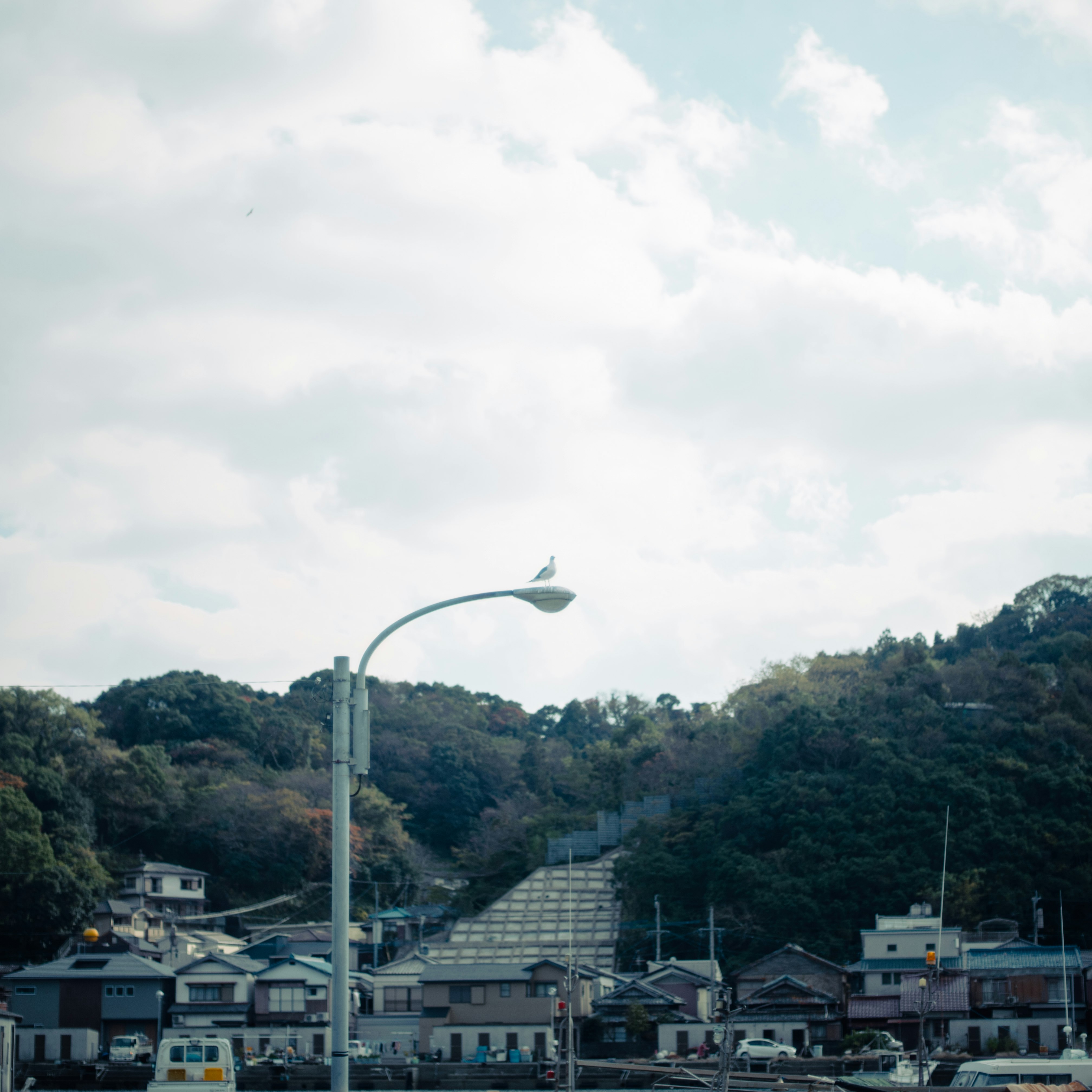 山あいの住宅街と空に浮かぶ雲の風景