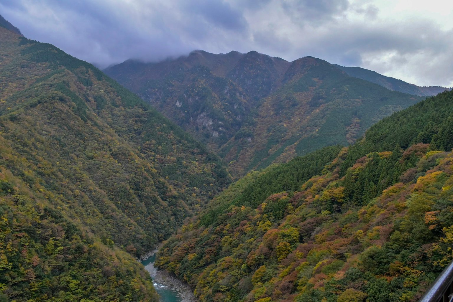 Vista panoramica di un fiume circondato da montagne verdi e valli