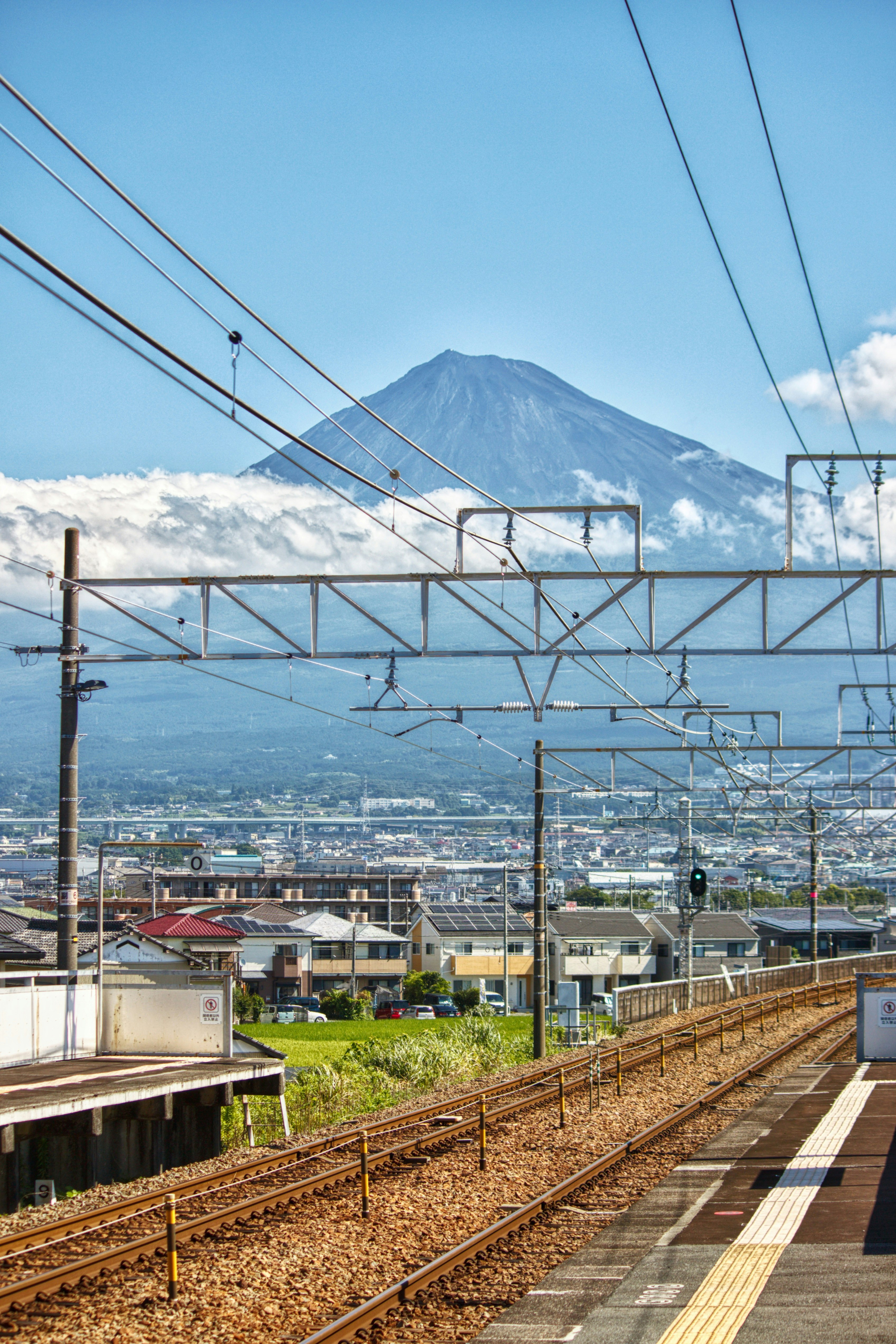 夏の駅ホームから見える富士山と青空