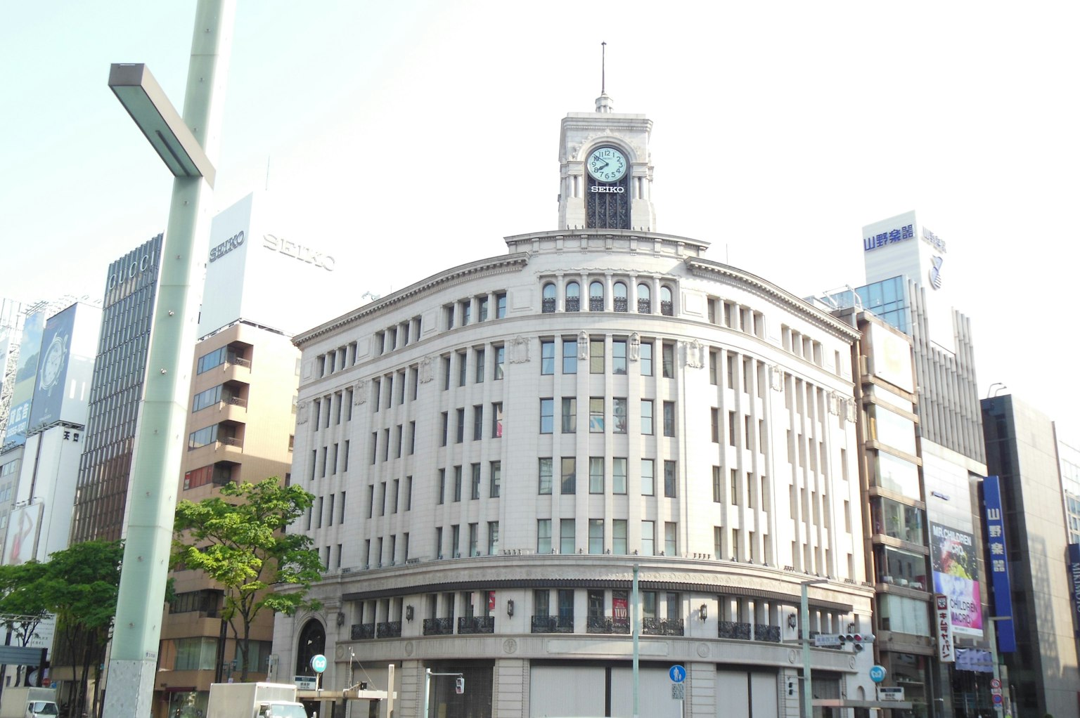 Historisches Gebäude mit Uhrturm in Ginza