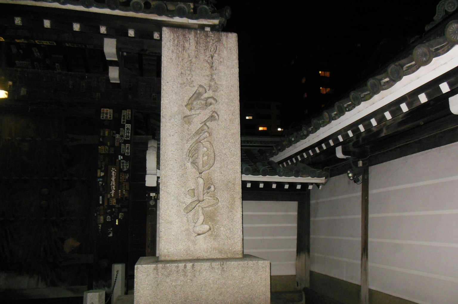 Monumento in pietra con intaglio di drago in un tempio di notte