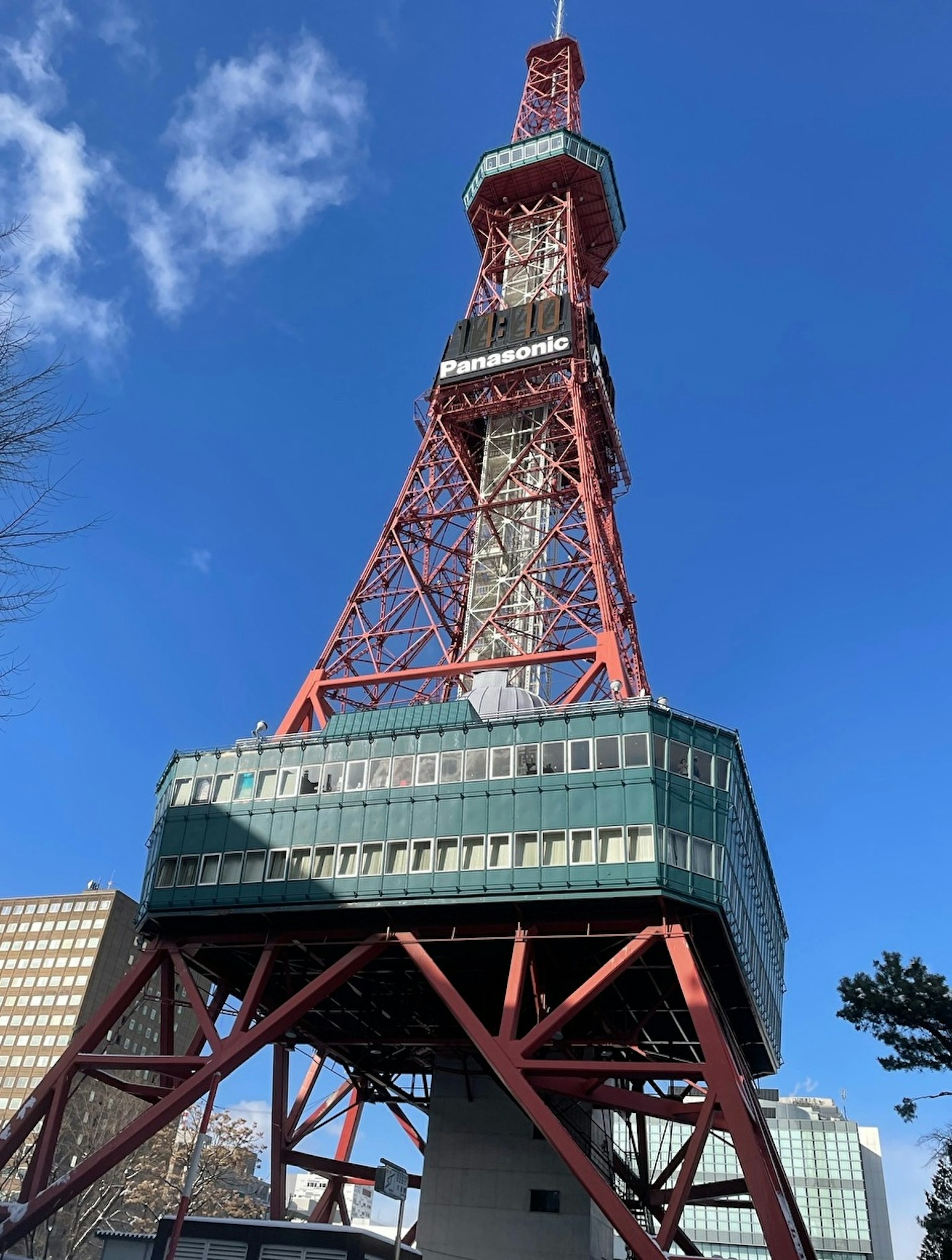 Menara merah dengan latar belakang langit biru