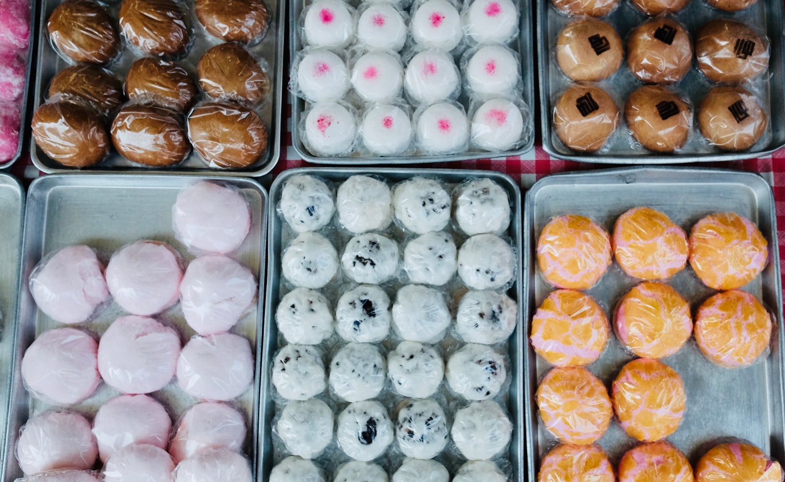 色彩丰富的饺子排列在托盘上,展示各种小吃